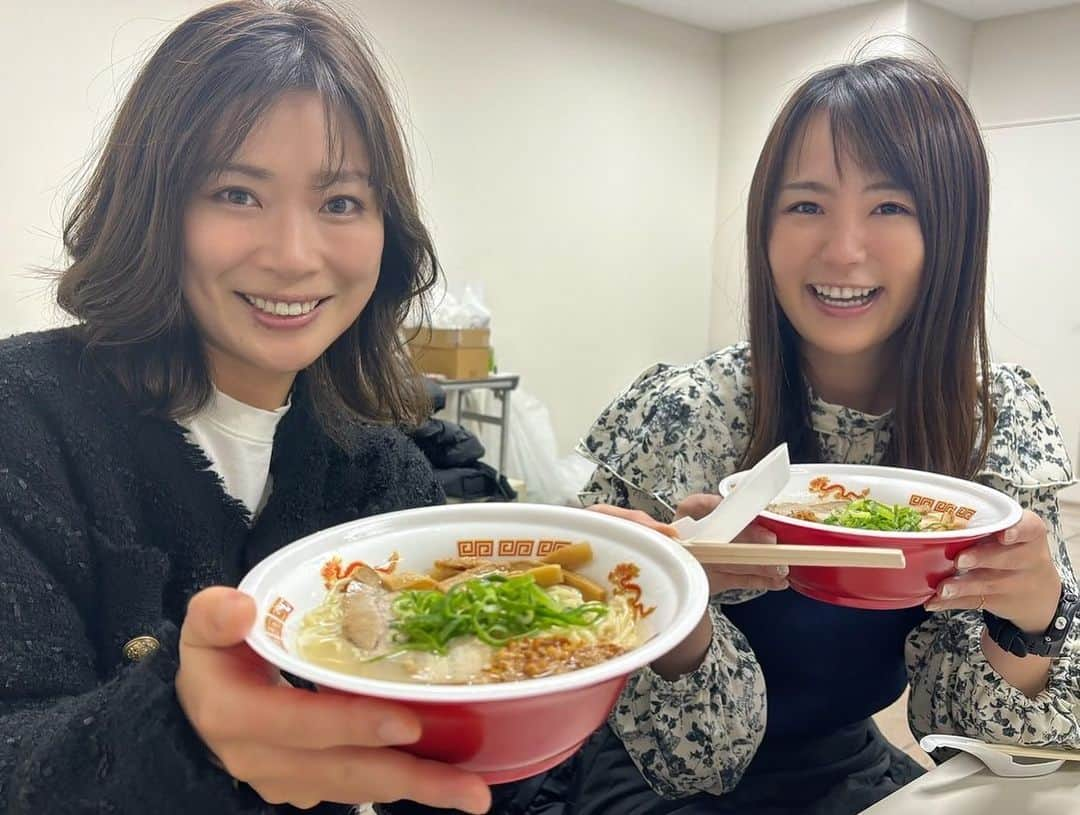 山本愛子さんのインスタグラム写真 - (山本愛子Instagram)「昨日のジャパンカップの余韻にまだ浸っています🥰  イクイノックスのあの強さ… ！！知ってはいたけど痺れました😭！！ おめでとう！ありがとう！  競馬場で観ていて、 最後の直線で勝手に涙が溢れてきた。 こんな気持ちは久しぶり🥺  イクイノックスはもちろん、みんながそれぞれ力を出し切ったレースだったんじゃないかなと思うと本当に胸が熱くなります。  パンサラッサくん。 たぶんあなたのおかげで 最初から場内のざわめきが凄くて、実況が全く聴こえませんでした笑  こういう個性的な馬が余計にワクワクさせてくれるよなぁ🥰 素晴らしい大逃げでした👏  イクイノックスは もうただただ凄い。 こんな馬をリアルタイムで、生で見られることが ありがたい。  良きジャパンカップでした！！！  さて。 東京開催が終わり、今週からは中山ですね⭐︎  東京競馬場では同じ事務所の舘谷春香ちゃん @tty0250hrk と お仕事でご一緒できて、2人で2回も朝ラーしたよ♡  色々含めて楽しい東京開催だったな〜！！  さぁ今年もあとわずか！ ここ最近、馬券は負けてはないもののあまり増えず🤣  年末年始に向けて色々入り用なので笑 自分に誕生日プレゼント、クリスマスプレゼントができるようにドカンと当てたいものですねぇ🤤✨」11月27日 22時41分 - aikoyade1219