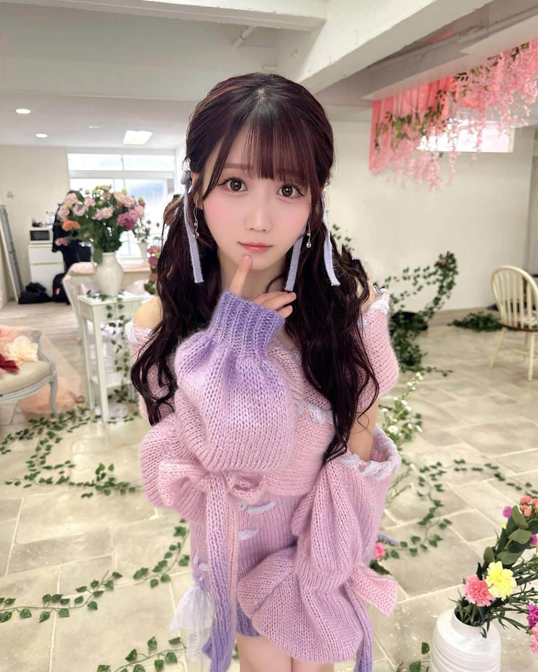 大谷映美里さんのインスタグラム写真 - (大谷映美里Instagram)「「どこが好きか言って」 MVオフショット🎬🎀  舞香、沙夏、衣織との4人のユニット曲です🌙 大人な、愛が詰まった切ない歌詞とメロディ💭 甘くて淡い映像に、可愛いふわふわのニット🩰 わたしも大好きな曲です🎧💓  沢山好きになっていただけますように！☺️」11月27日 22時41分 - otani_emiri