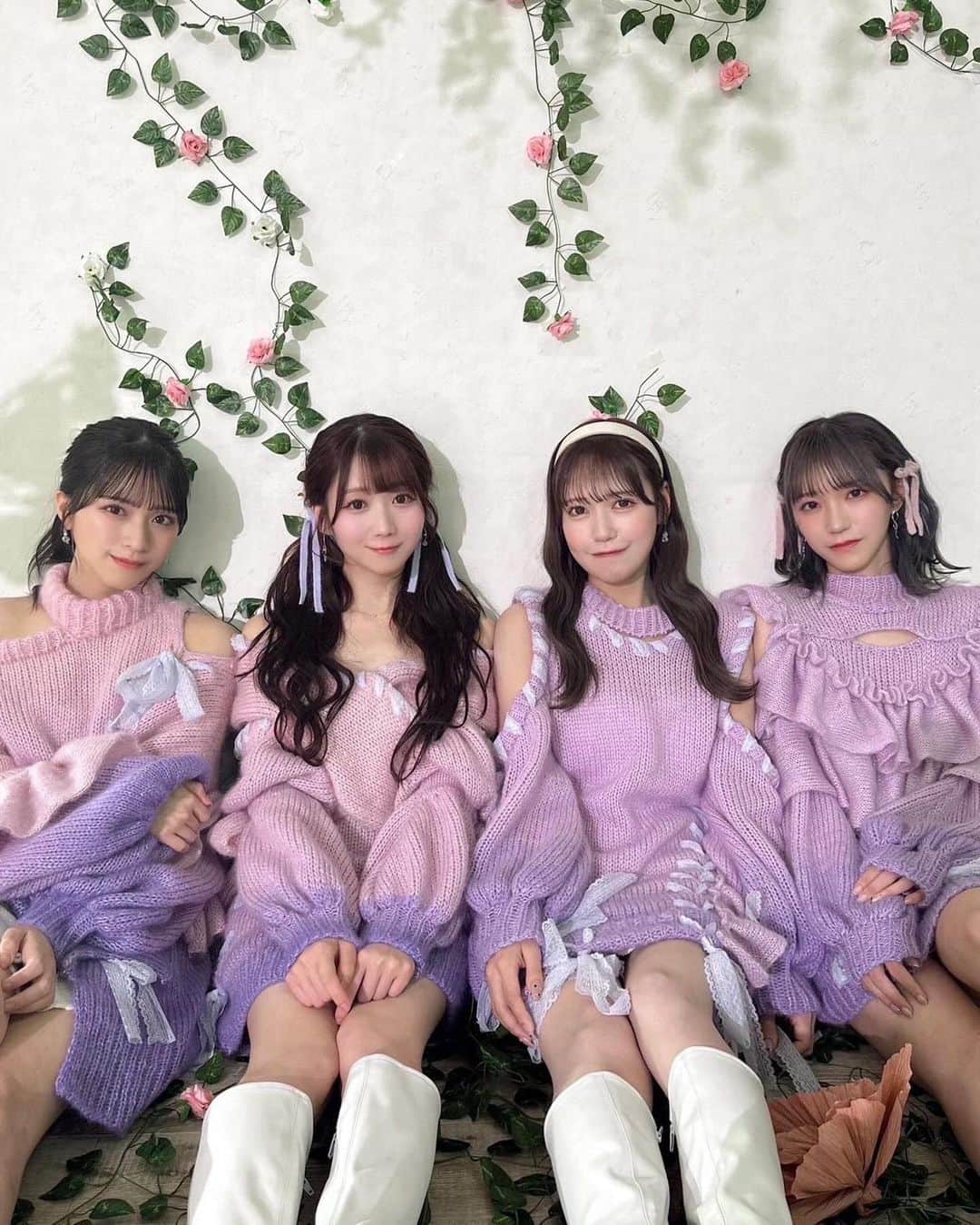 のインスタグラム：「「どこが好きか言って」 MVオフショット🎬🎀  舞香、沙夏、衣織との4人のユニット曲です🌙 大人な、愛が詰まった切ない歌詞とメロディ💭 甘くて淡い映像に、可愛いふわふわのニット🩰 わたしも大好きな曲です🎧💓  沢山好きになっていただけますように！☺️」