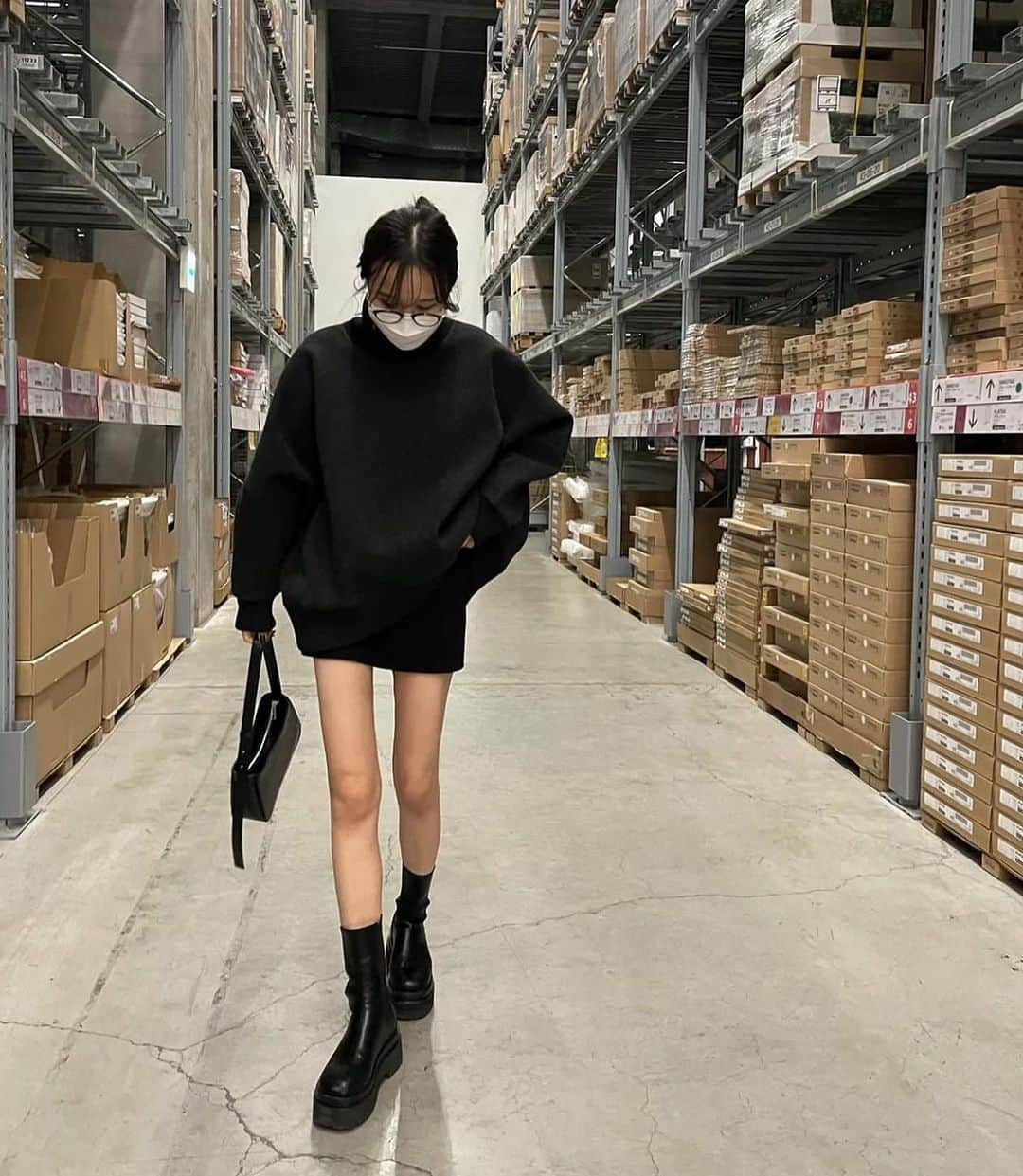 白倉あやのインスタグラム：「Short boots 10 photos.🖤 全部ショートブーツのコーデ集めてみた👢ブーツインしたりしてみるのもいいよねん🍂」