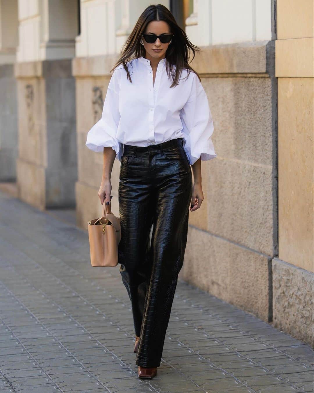 Zina Charkopliaさんのインスタグラム写真 - (Zina CharkopliaInstagram)「The trousers are 🖤  #vegan #leather #fashion #trousers #fashion  📷 @thestyleograph」11月27日 22時51分 - zinafashionvibe