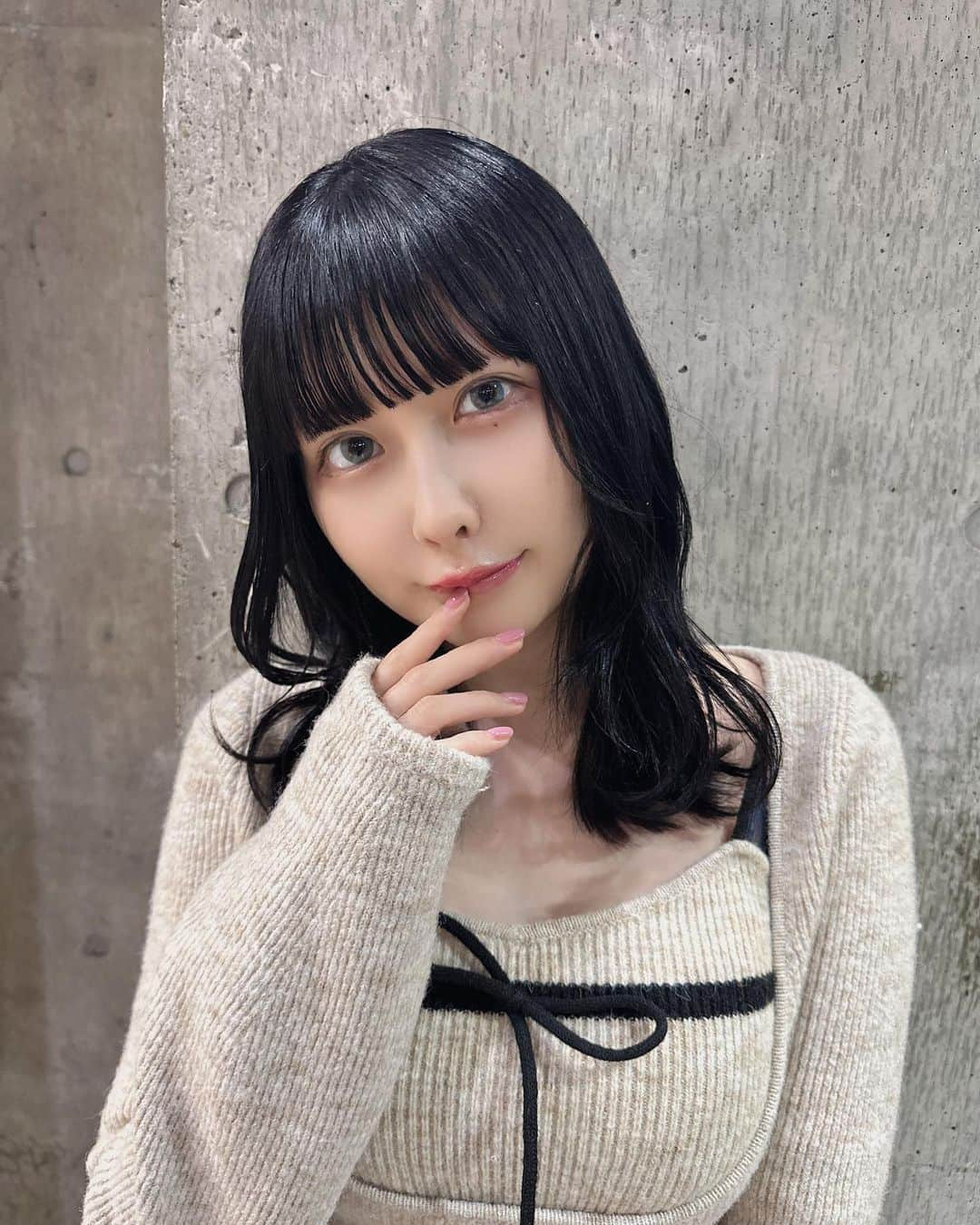 山戸優さんのインスタグラム写真 - (山戸優Instagram)「凛ちゃん(@miyauchi_rin)かわいくなったよ✨  いつぶりかのラベンダーブラック  前髪も切ったよ✂︎  凛ちゃんがプロデュースする幻想喫茶店のデビューライブが12/21にWWWXであるから行くしか🎤  #宮内凛 #幻想喫茶店 #イルミナカラー#髪質改善シルクトリートメント#前髪カット#アイドル前髪 #YMTworks#YMTcolor」11月27日 22時52分 - yamatoyu