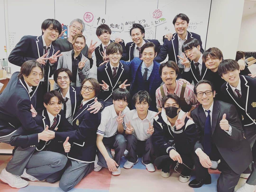 加藤良輔のインスタグラム：「⁡ ⁡ ⁡ ミステリ・ミュージカル 『ルームメイトと謎解きを』 ⁡ 全公演終了❗️ ありがとうございました‼️ ⁡ 稽古から本番まで、濃密な時間をみんなと過ごしました！！ いろいろあったけど、みんなでゴール出来て本当に良かった^ ^ たくさんの心強い応援に背中を押してもらいました。 感謝⭐️ ⁡ ミステリー、楽しんでもらえてたら嬉しいです！ そしてこの歳で、高校生！！ シビれました（笑） みんなもシビれましたか❓😆 ⁡ また新たな出会い！新たな景色！新たなチャレンジ！ 自分にとって貴重な高校生活になりました‼️ ⁡ タイムマネジメント！！ 限られた自分の時間を、これからも大切にしていきたいと思います！！ ⁡」