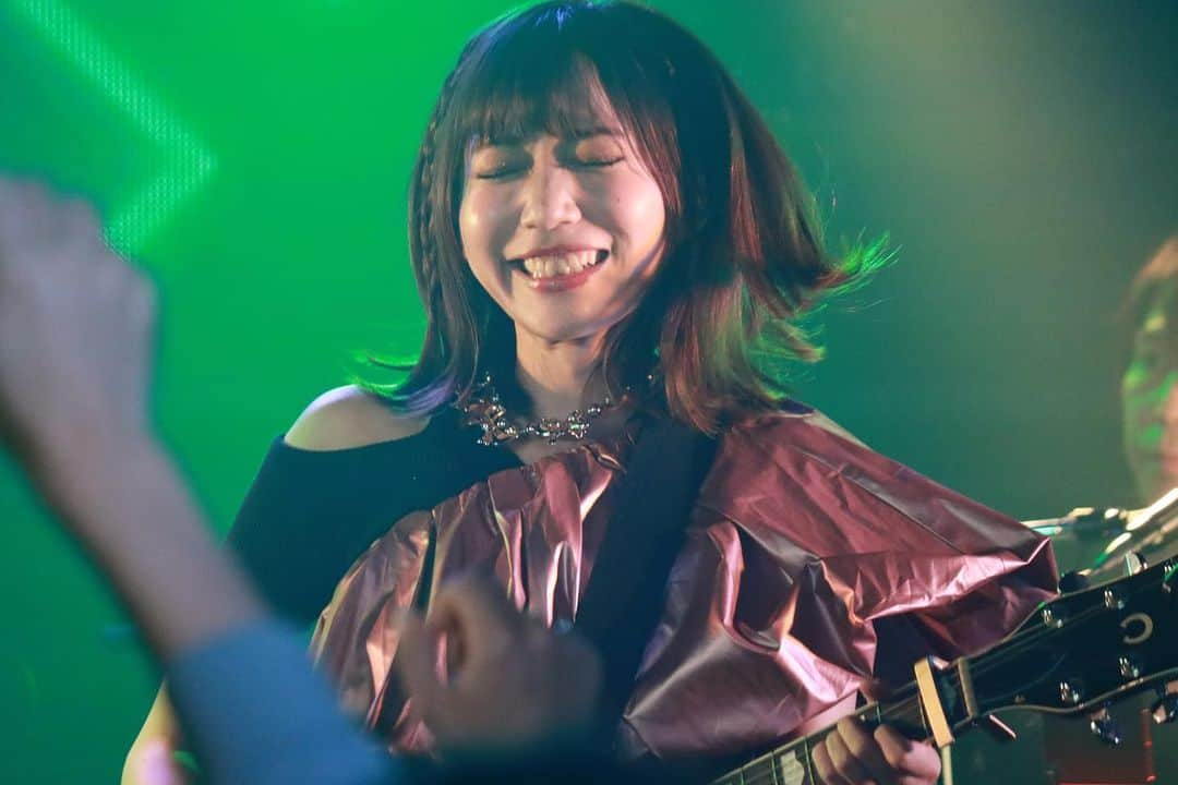 辻詩音さんのインスタグラム写真 - (辻詩音Instagram)「11月19日、15周年ワンマンライブにお越し頂いたみなさん、エールを送ってくれたみなさん、ありがとうございました👑  デビュー曲から、一番最新の曲まで。 フィルムの中に閉じ込めた思い出をみんなと一緒に、振り返るというのがテーマのライブでした...！🎞 改めてこの時間をみんなと過ごせたこと感謝でいっぱいです。  一番最初は、ひと区切りとなるようなライブにしようと思ってたんです。 だけど、セットリストを作りながらその考えは変わりました。 これはスタートのライブだなって。 私はまだまだしていないこと、したいこと、たくさんあるなと思った。 今は楽しいから頑張ろうという気持ちも、まだやれていないことがあるという後悔も、悔しさもあって そういう意味でこの1年また頑張ってみようとライブが終わったあとそんな想いでいっぱいになりました。 これが今のとても正直な想いです。 なにをやるにも、なにを選ぶにも、後悔はあると思いますが 自分のやりたいと思うこと、やれる限りやったら、見えてくるものもあるかなと。  今年は「できないかも...と思うこともチャンスが来たらやってみる」というのをテーマにしてました。 それで作詞提供をたくさんさせてもらったり、中国ツアーでたくさんの人と出会わせてもらえたり。 自分が不得意かもと思っていたことが案外得意だったり、その逆も然りだったり、でたくさんの決めつけに気づいた良い年だった。 そして、今月から15周年イヤーが始まりました。 この1年は頭の中にある妄想を可能な限り形にできる年に出来る様にしたいなと思いました。  15年の間に出会ってずっと応援してくれたみなさんも 最近出会ってくれたみなさんも 大切な人生の瞬間で私の音楽が 挿入歌として笑 流れていたのかな？なんて思うだけで本当にしあわせで胸がいっぱいです。  まだまだこれからもそんな瞬間をみんなと共有していきたいので 良ければ、15周年イヤーも引き続きよろしくね。 あ、ライブで初披露した新曲「深海のマーブル」いかがでしたか？ 来月配信リリース予定なのでまたおしらせするね🏄‍♀️ あと、1月もライブ予定してるのでこちらもお知らせする！！  たくさん良い知らせを届けられるよう、またがんばるぞ。  写真はステージ写真です！ 素敵な写真撮ってもらえて嬉しい。 いつも支えてくださってるスタッフのみなさん、最高の演奏をしてくれてるバンドメンバーのみんなも本当にありがとうございます。  当日は時間の関係でサインが出来ずだったので、11/30までの受付限定でサイン入りステージ写真もオンライングッズサイトに登場しているので、辻詩音GOODSサイトもチェックしてみてね。 大好評だったSONGSキーホルダーと、会場で完売したエコバッグの再販もしてるよ✌︎ 当日来られなかったみなさんも、よければぜひっ👑  #辻詩音 #tsujishion #music #singersongwriter #原宿ruido」11月27日 22時50分 - shiontsuji