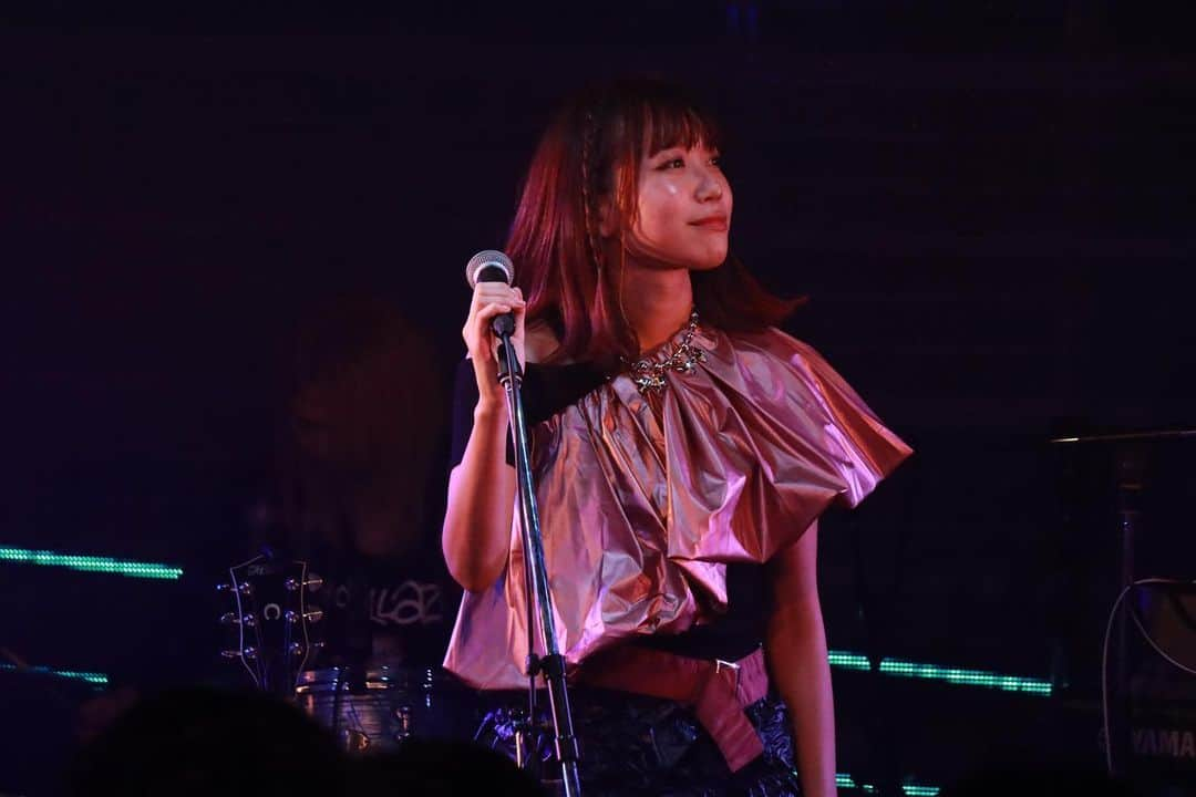 辻詩音さんのインスタグラム写真 - (辻詩音Instagram)「11月19日、15周年ワンマンライブにお越し頂いたみなさん、エールを送ってくれたみなさん、ありがとうございました👑  デビュー曲から、一番最新の曲まで。 フィルムの中に閉じ込めた思い出をみんなと一緒に、振り返るというのがテーマのライブでした...！🎞 改めてこの時間をみんなと過ごせたこと感謝でいっぱいです。  一番最初は、ひと区切りとなるようなライブにしようと思ってたんです。 だけど、セットリストを作りながらその考えは変わりました。 これはスタートのライブだなって。 私はまだまだしていないこと、したいこと、たくさんあるなと思った。 今は楽しいから頑張ろうという気持ちも、まだやれていないことがあるという後悔も、悔しさもあって そういう意味でこの1年また頑張ってみようとライブが終わったあとそんな想いでいっぱいになりました。 これが今のとても正直な想いです。 なにをやるにも、なにを選ぶにも、後悔はあると思いますが 自分のやりたいと思うこと、やれる限りやったら、見えてくるものもあるかなと。  今年は「できないかも...と思うこともチャンスが来たらやってみる」というのをテーマにしてました。 それで作詞提供をたくさんさせてもらったり、中国ツアーでたくさんの人と出会わせてもらえたり。 自分が不得意かもと思っていたことが案外得意だったり、その逆も然りだったり、でたくさんの決めつけに気づいた良い年だった。 そして、今月から15周年イヤーが始まりました。 この1年は頭の中にある妄想を可能な限り形にできる年に出来る様にしたいなと思いました。  15年の間に出会ってずっと応援してくれたみなさんも 最近出会ってくれたみなさんも 大切な人生の瞬間で私の音楽が 挿入歌として笑 流れていたのかな？なんて思うだけで本当にしあわせで胸がいっぱいです。  まだまだこれからもそんな瞬間をみんなと共有していきたいので 良ければ、15周年イヤーも引き続きよろしくね。 あ、ライブで初披露した新曲「深海のマーブル」いかがでしたか？ 来月配信リリース予定なのでまたおしらせするね🏄‍♀️ あと、1月もライブ予定してるのでこちらもお知らせする！！  たくさん良い知らせを届けられるよう、またがんばるぞ。  写真はステージ写真です！ 素敵な写真撮ってもらえて嬉しい。 いつも支えてくださってるスタッフのみなさん、最高の演奏をしてくれてるバンドメンバーのみんなも本当にありがとうございます。  当日は時間の関係でサインが出来ずだったので、11/30までの受付限定でサイン入りステージ写真もオンライングッズサイトに登場しているので、辻詩音GOODSサイトもチェックしてみてね。 大好評だったSONGSキーホルダーと、会場で完売したエコバッグの再販もしてるよ✌︎ 当日来られなかったみなさんも、よければぜひっ👑  #辻詩音 #tsujishion #music #singersongwriter #原宿ruido」11月27日 22時50分 - shiontsuji