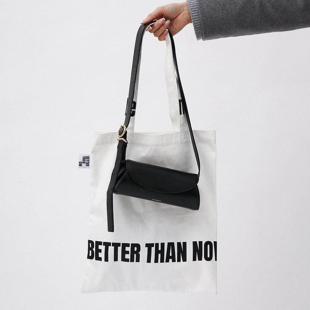 トライセクトさんのインスタグラム写真 - (トライセクトInstagram)「IT BAG  Deuxieme Classe @deuxiemeclasse  @jilsander  ¥192,500 tax in ⇨青山・新宿発売中  @skinwrapsaroundtheworld  ¥5,500 tax in ⇨今後追加発売予定  　　　　 　　　　  　　  　　 　 ＿＿＿＿＿＿＿＿＿＿＿＿＿🏷️ ⁡ いつも投稿をご覧いただきありがとうございます！ ベイクルーズ公式インスタグラムでは WOMEN & MENの新作情報を毎日配信中📷 是非フォローしてね ♪ ▼▼▼ @baycrews ＿＿＿＿＿＿＿＿＿＿＿＿＿＿ ⁡ #baycrews #deuxiemeclasse #jilsander #ベイクルーズ #ドゥーズィエムクラス  #ジルサンダー #バッグ #ショルダーバッグ #コートコーデ #ロングコート #大人コーデ  #着回し #着回しコーデ #20代コーデ  #30代コーデ#40代コーデ #トレンドコーデ #スタッフコーデ #スタイリング#冬コーデ #秋冬コーデ #着回し術#着こなし術#レイヤードコーデ #リアルバイ #リアルコーデ#エコバッグ #サブバッグ」11月27日 22時51分 - baycrews