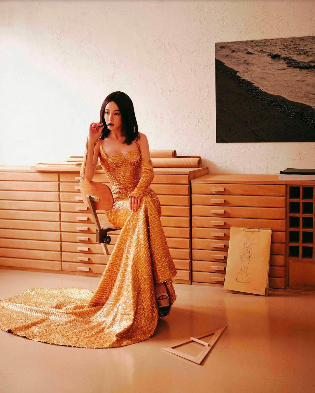 レネカオヴィラのインスタグラム：「@dilrabaxx63 shines in a golden frame wearing the Anastasia sandal at @voguechina Forces of Fashion 2023.  #ReneCaovilla #Dilraba #VogueChina」