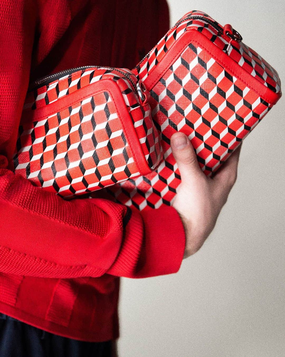ピエール アルディのインスタグラム：「The unisex Cube Box and Maxi Cube Box bags.  #PierreHardy #PierreHardyFW23」