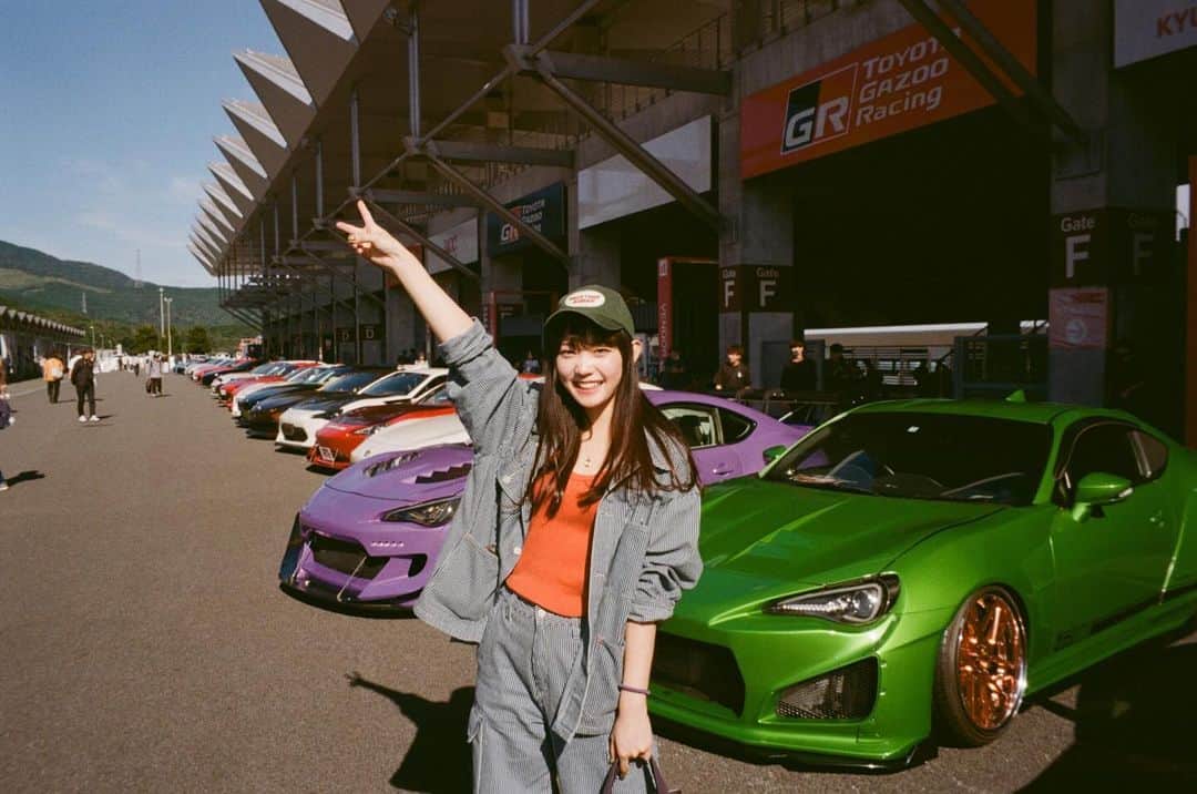 雪見みとのインスタグラム：「#ゆきみとフィルム   #カーレース  レース見に行ってからちょっと車にハマって、この間サーキットでカート運転してきたの楽しかったよ🏎💨」