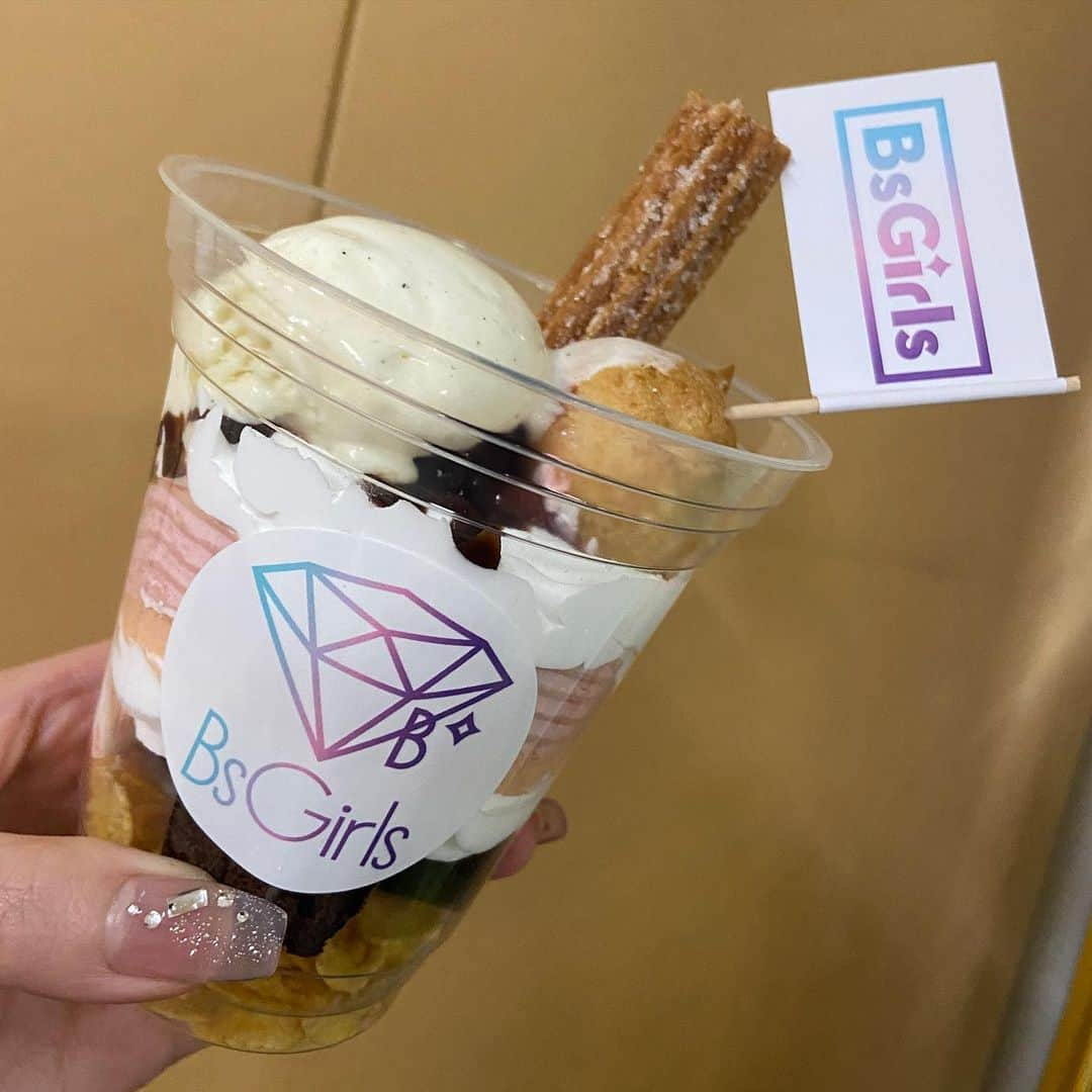 INAのインスタグラム：「BsGirlsプロデュースのパフェ🍨 (カフェから控室に戻る間にアイスが少し溶けてしまいました💦私も控室で美味しくいただきました😋)  「Bs Fan-Festa2023 supported by DmMiX」の企画でカフェにいらしてくださった皆様ありがとうございました😊 限られた時間でしたが、お話をする事ができ嬉しかったです。 口下手な私ですがすごく時間が早く感じました、、🥹  ファンの皆様が本当に温かくてBsGirlsに入って良かったと改めて感じた時間でした🕊️  寒い中、写真撮影会やカフェの為に朝早くから並んでいただき本当にありがとうございました。  . . #オリックス #BsGirls #BsGirls10th💎 #Bs2023 #baseball #プロ野球  #ina_355 #orix #buffaloes #オリ姫 #野球好きな人と繋がりたい #野球好き #野球女子 #パリーグ」