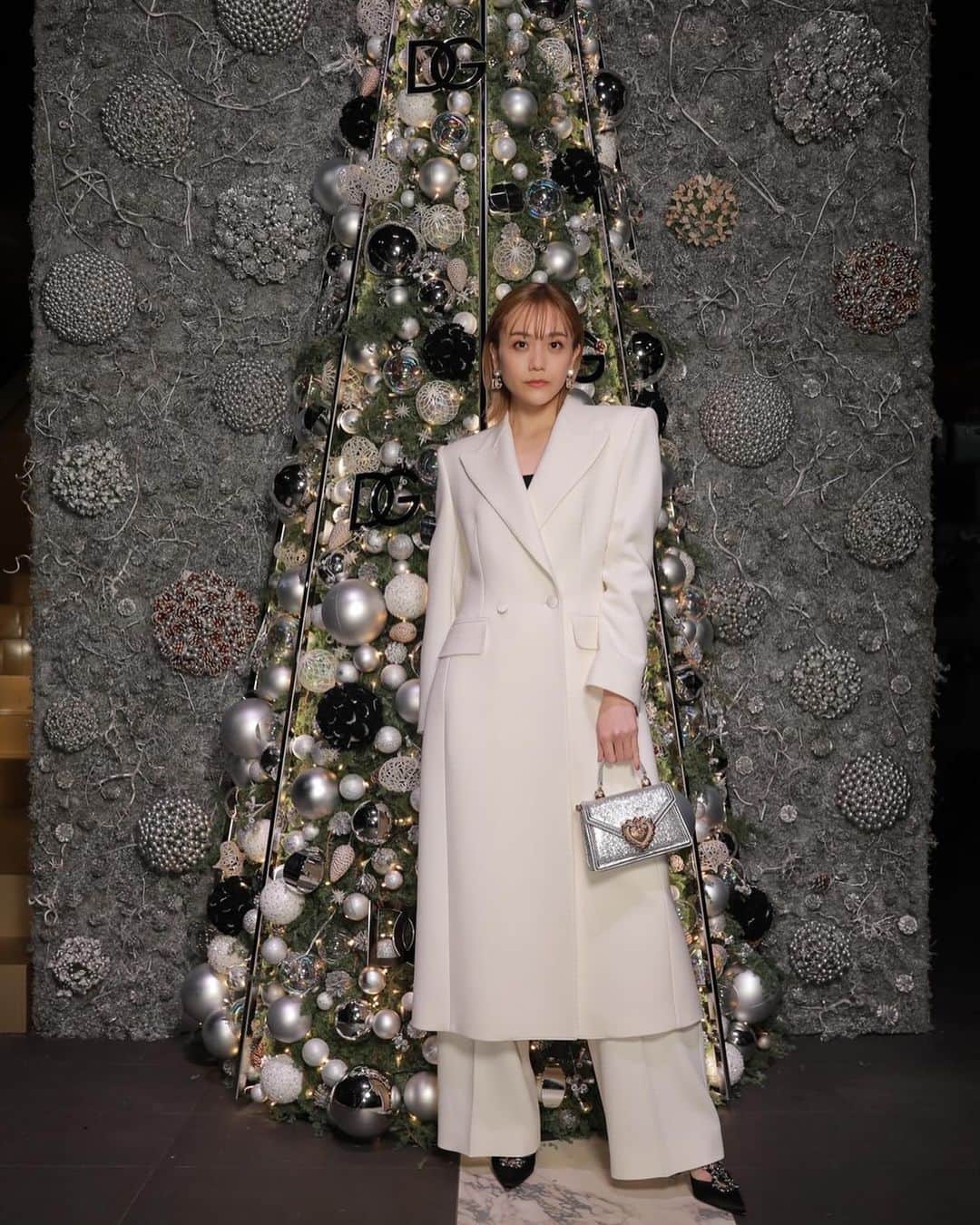 松井愛莉のインスタグラム：「DOLCE&GABBANA HOLIDAY 2023 Private Party  ドルチェ＆ガッバーナ 青山にて フラワーアーティスト、ニコライ・バーグマンによる高さ約4mのオリジナルクリスマスツリーが🎄  クリスマスをひと足先に、、✨ 煌びやかな空間にホリデーシーズンにぴったりなアイテムが沢山でした！  12/25まで🤍  @dolcegabbana #DolceGabbana #DGHolidays #ドルチェガッバーナ #DGホリデー #pr」
