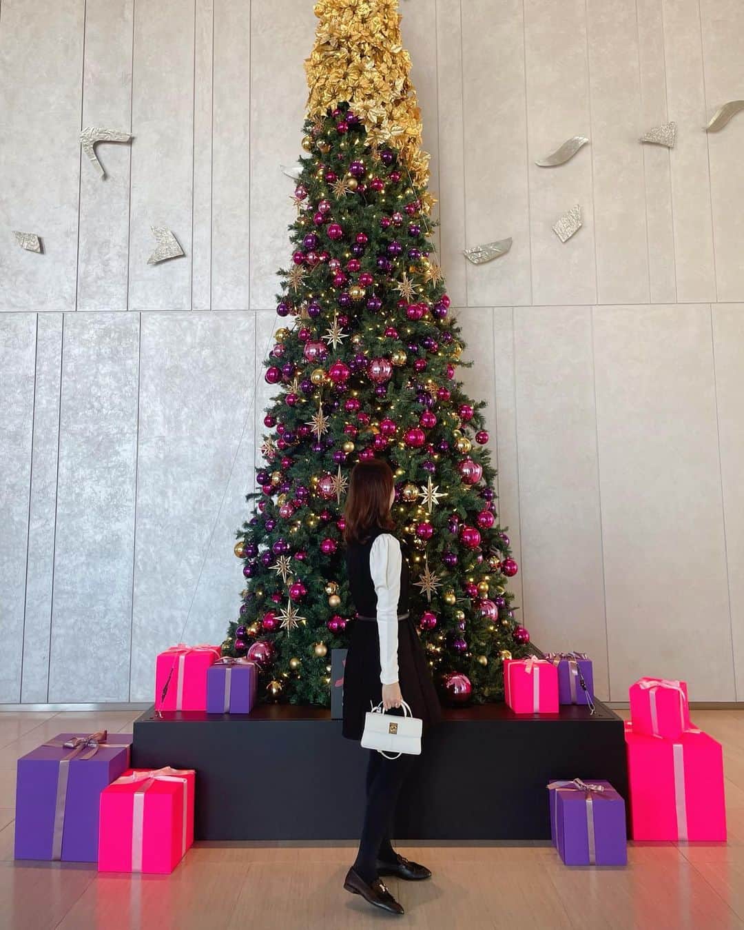 ハンナミさんのインスタグラム写真 - (ハンナミInstagram)「🌲☕️🤍ˎˊ˗   またまた時差あるけど 先日のカフェ ♡  新作ミニワンピースにベルト巻いてみた ♩ 中に着ているトップスは, 裏起毛パフハイネックカットソーです🪡  tops, dress #eneu belt #rochas shoes #hermes」11月27日 22時55分 - han_nami_