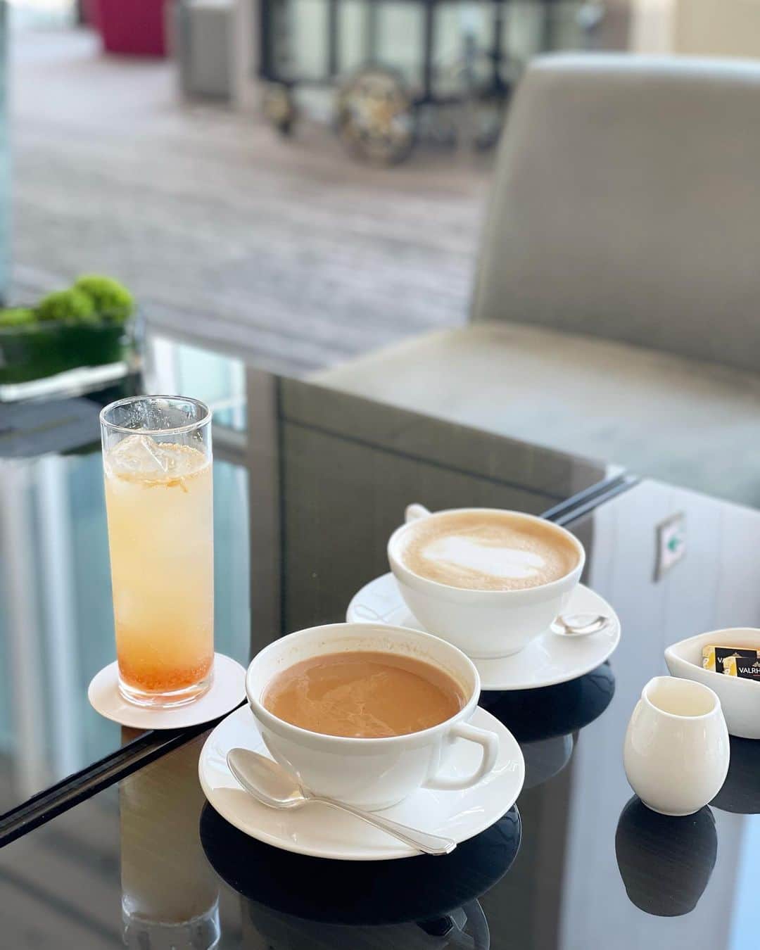 のインスタグラム：「🌲☕️🤍ˎˊ˗   またまた時差あるけど 先日のカフェ ♡  新作ミニワンピースにベルト巻いてみた ♩ 中に着ているトップスは, 裏起毛パフハイネックカットソーです🪡  tops, dress #eneu belt #rochas shoes #hermes」