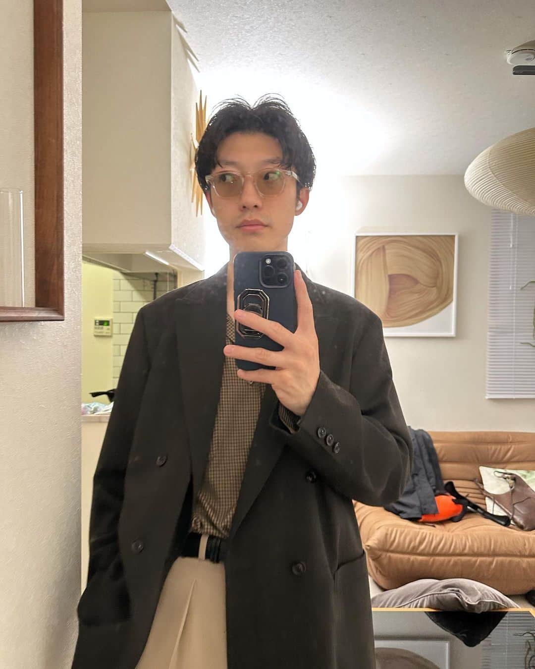 並木一樹のインスタグラム：「ULTERIORのブラウンのダブルのジャケットにマーティーの開襟シャツとマーティーのミリタリーワイドパンツで大人っぽく。  ヘアはLOKEに少し水を混ぜてセンターパート に、LOKEに水を少しだけ混ぜると伸びが良くなってパーマとかにもオススメなことに最近気づきました✨  最近のマイブームはセカンドシーズンが始まったLOKIが最高に面白いです！ CASIでmarvelトークしましょう👍🏻  てか鏡汚れすぎですね🤣✨  11月もあっという間にに終わりを迎えようとしています☺️ 関わってくれる全ての人に感謝の気持ちを🫶🏻✨  #COMOLI #auralee #maateeandsons #apresse  #leyuccas #ノームコア #大人ノームコア」