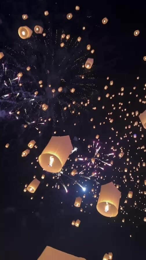 MIHOのインスタグラム：「pray for the peace.  みんなの心の中に平穏がありますように  27日の満月の夜  27.Allen  #khomloyskylanternsfestival  #chiangmai  #thailand  #lanternfestival  #fullmoon #コムロイ祭り  #11月の満月の日に開催」
