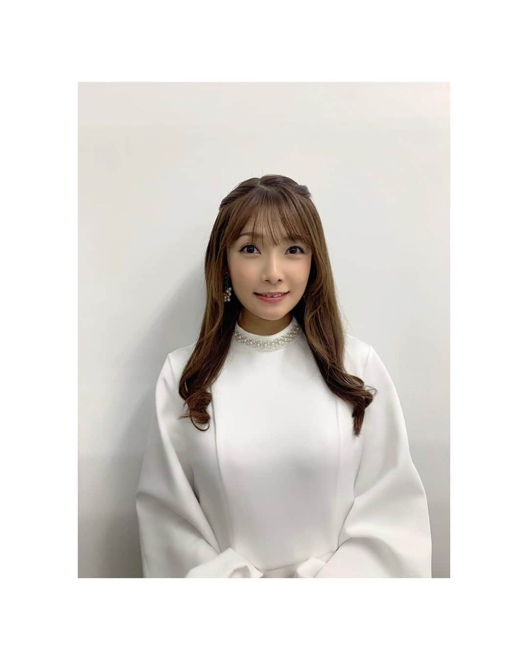 外岡えりかさんのインスタグラム写真 - (外岡えりかInstagram)「. 先日のカレンダーイベントの際にもたくさんのお声をいただいたので… クリスマスオンライントークイベントを開催させていただきます🎄🎁✨  日時【12月24日(日)10:30〜】  スケジュールの都合でいつもより早い時間からの開催となりますが、オンラインでどこからでもご参加いただけますので是非ご参加いただけたら嬉しいです☺️！  チケットの発売は明日、11月28日(火)20:00〜となります。  詳細はオフィシャルサイトをご覧ください。  ご参加お待ちしております🌟」11月27日 22時56分 - erica_tonooka