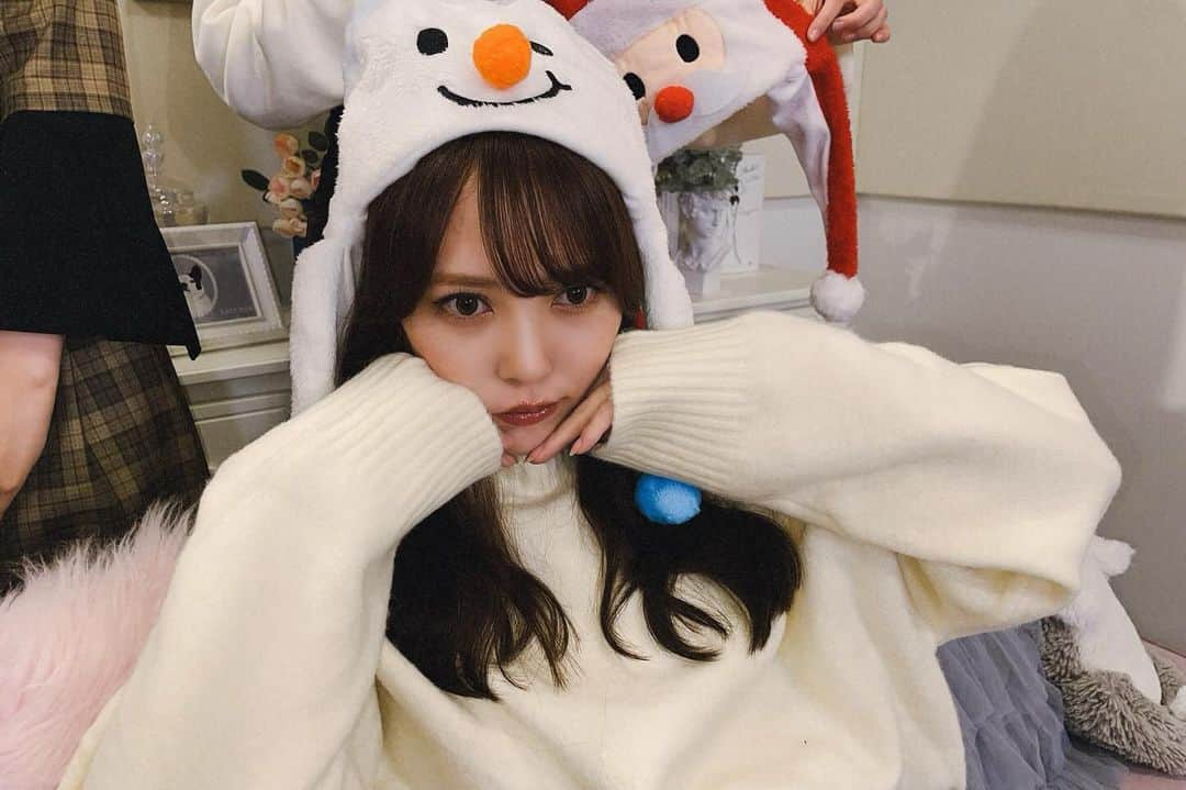 加藤史帆のインスタグラム：「YouTube生配信「ひなサンタからのおくりもの」ありがとうございました🎅🏻🎄  みんなで被り物被ったりして、ひと足早く大好きなクリスマス気分を味わえました〜  そして配信中には、 「ひらがなくりすます2018 ＆ ひなくり2019～2022 Complete Box」の発売を発表させていただきました！ 発売日は2023年12月24日(日)です☃️  よろしくお願いします！  #shihogram」