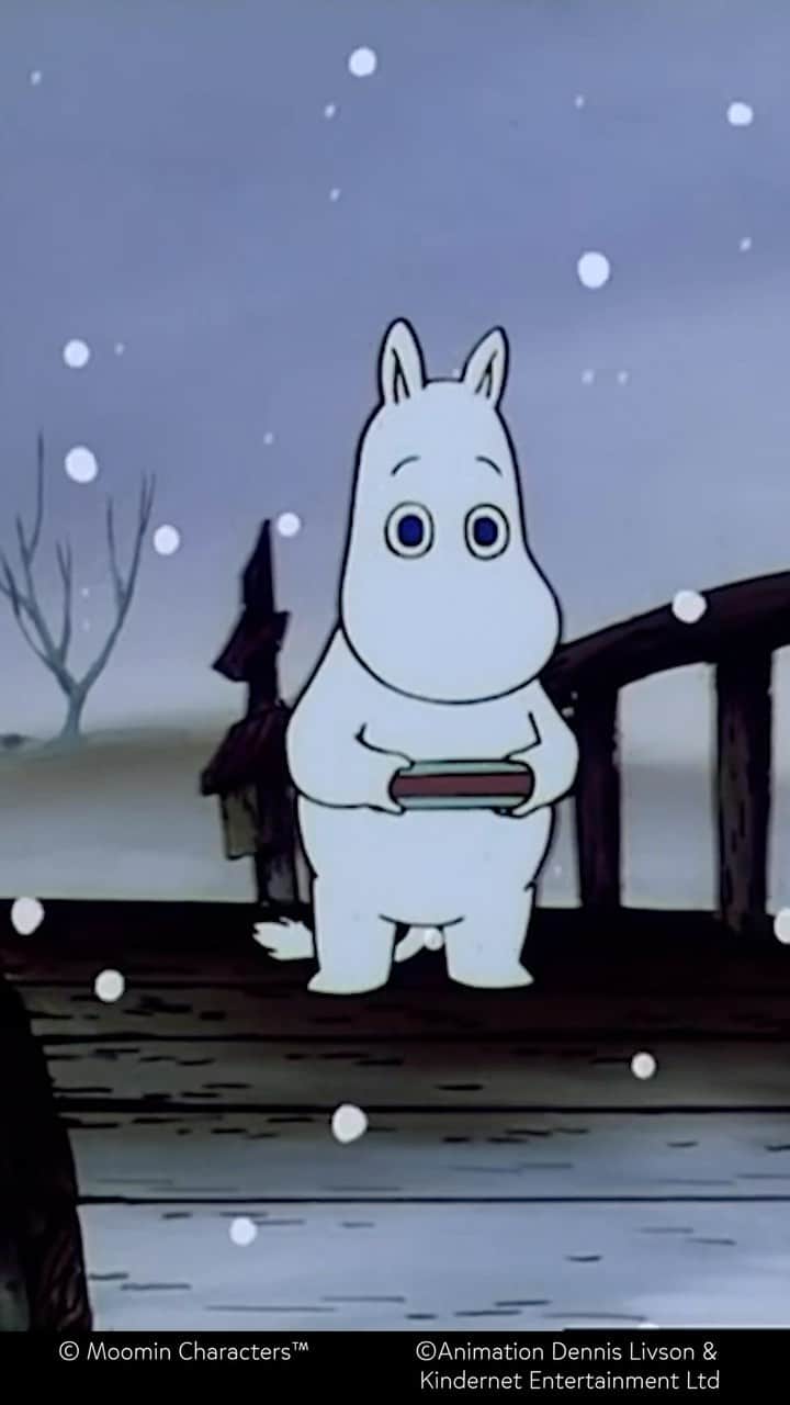 ムーミンのインスタグラム：「"Don't worry we shall have wonderful dreams, and when we wake up it'll be spring." - Snufkin, Finn Family Moomintroll (1948) ☃️  How do you say "snow" in your language? 😇  ✨ Visit the link in bio to watch the adventures of the Moomins. ✨  #moominofficial #moomin #snufkin」