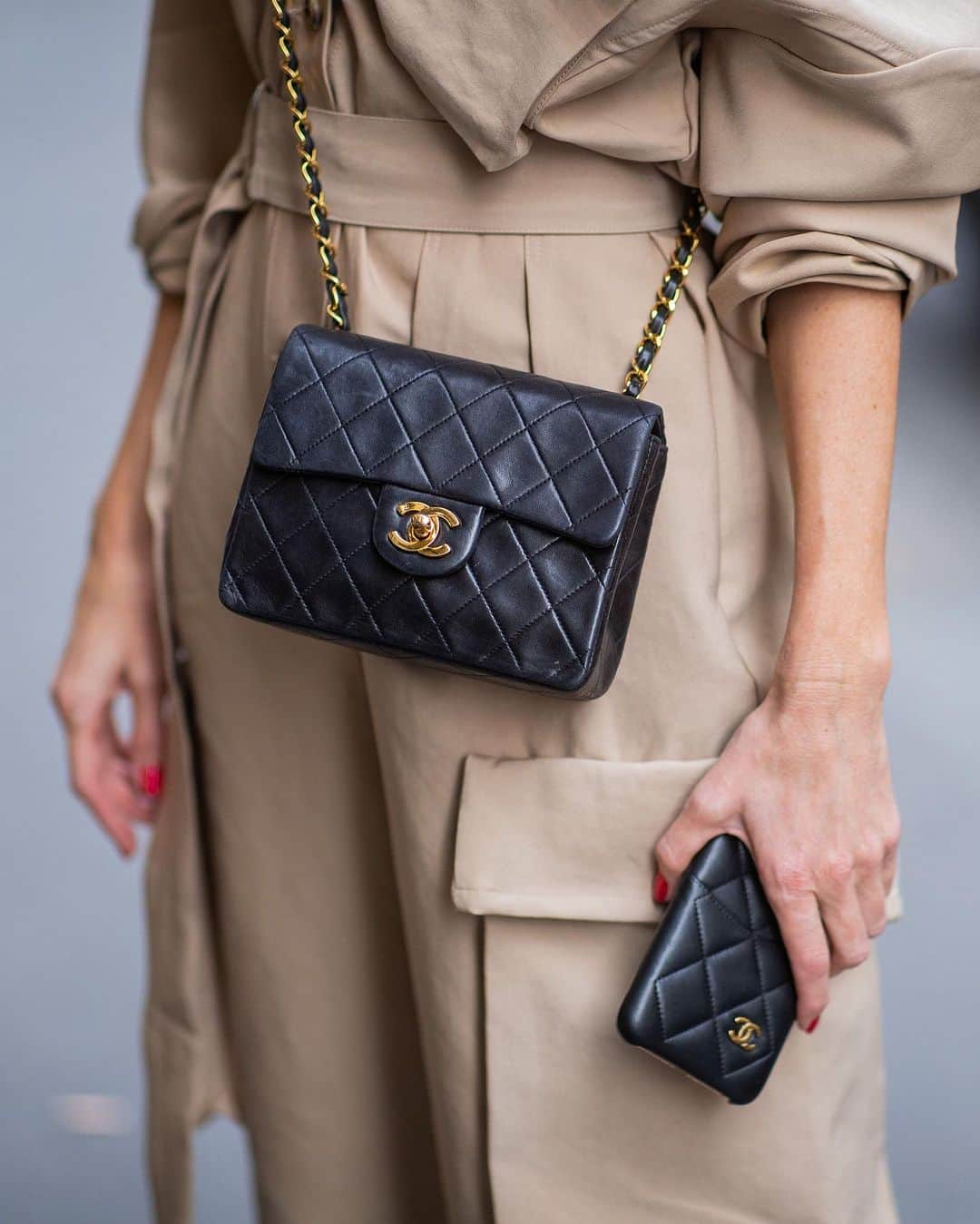 ELLE UKのインスタグラム：「Have you had a vintage #Chanel handbag at the top of your wishlist for a while? Now is the time to invest. They're currently discounted in Farfetch's Cyber Monday sale and you can shop our favourites at the link in our bio. You're welcome.」