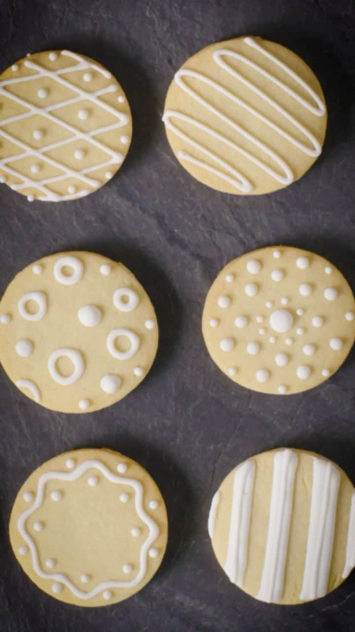 マーサ・スチュワートのインスタグラム：「Intricately decorated holiday cookies are just one of the many (delicious) ways to use our royal icing recipe—and you only need two staple ingredients: egg whites and confectioners’ sugar, which are mixed together to make a thick, sweet glaze. A stand mixer or electric hand mixer are a great tool for the task, especially if you’re making a big batch of royal icing. Get the recipe at the link in our bio.」