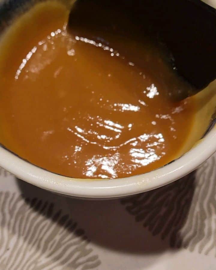 音無美紀子のインスタグラム：「我が家の柚子が今年は豊作なの。 そこで、柚子味噌を作りました。 大根、里芋、こんにゃくで、味噌おでん。 蓮根と手羽先のこってり煮。 おふくろ食堂メニューでした。  私が作った柚子味噌のレシピ 白味噌200g　 きび砂糖　200g 味醂　大さじ1 これを、鍋に入れて弱火でよく混ぜながら練り、 最後に 柚子　70g(一個半ぐらい)を 搾った搾り汁を大さじ2ぐらいと、 すりおろした皮も一緒に入れて練る。  お試し下さい。 #柚子の木 #柚子味噌 お手製は香りが違います。」