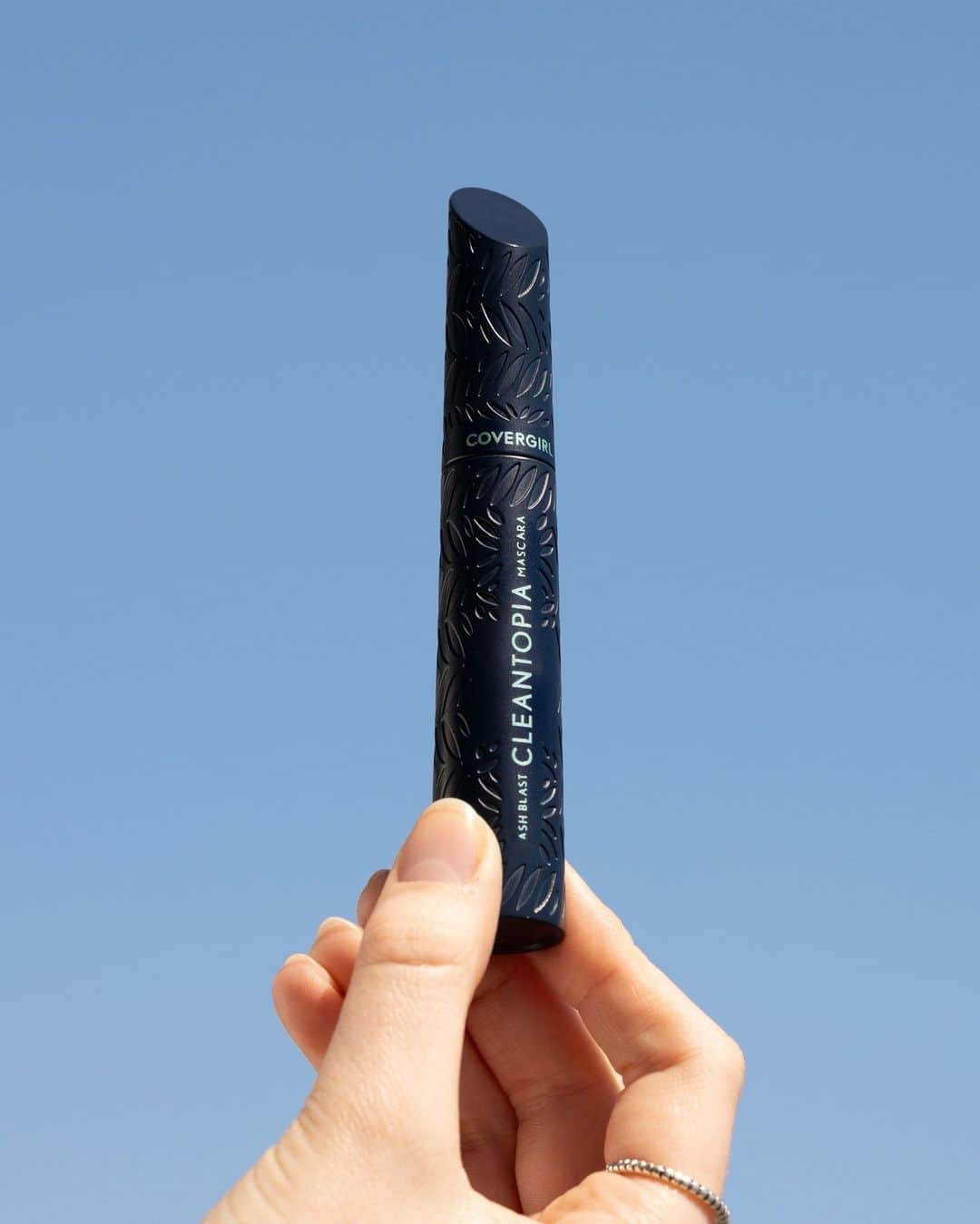 のインスタグラム：「A new shade of Cleantopia just in time for the holidays 💙NEW Cleantopia Ultramarine Black is an intense black shade with a hint of blue for brighter, wide-awake eyes.   Shop your #EasyBreezyBeautiful essentials (and maybe even try something new 😉) today during #CyberMonday! Link in our story 👆  #EasyBreezyBeautiful #Covergirl」