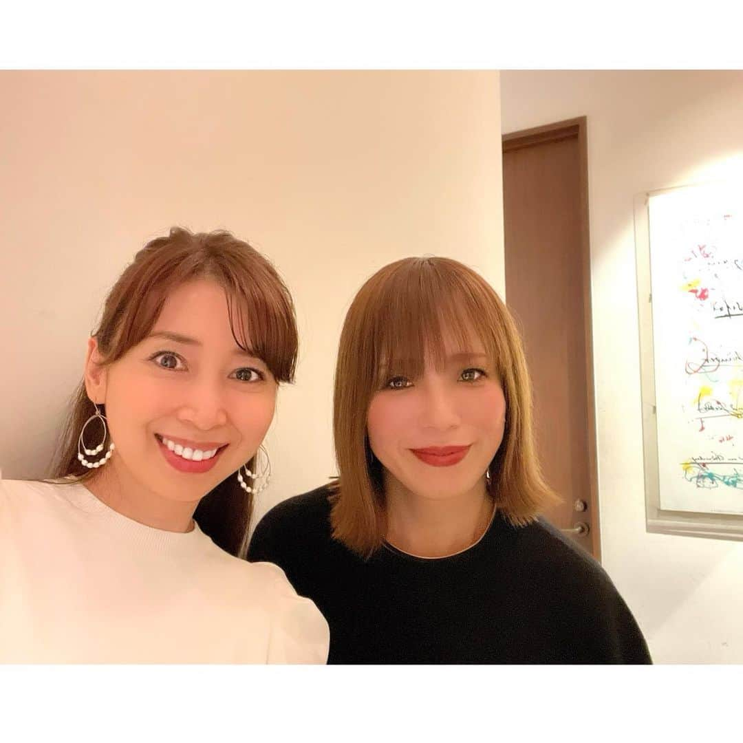 中野公美子さんのインスタグラム写真 - (中野公美子Instagram)「先日、大好きな古内東子さんの弾き語りライブへ🎶 こちらでは、とてもアットホームで、 いい意味でラフで素敵なライブで 私は大好きなのです❣️ お客さんからのリクエストや、 当日は東子さんのお誕生日でサプライズゲストもあり、 この日もめっちゃ楽しく最高のライブでした❣️😆  東子さんの曲は、30年近く聴き続けているので、 それぞれの曲に思い出があり 歌を聴くとその時の事を思い出して 懐かしくなったり、ハッピーな気持ちになったり 切なくなったり😂笑 　 そして、終演後に東子さんにお会い出来て めっちゃ嬉しかったです😆💕 東子さん素敵〜💕 どうもありがとうございました🥰 そしてお誕生日おめでとうございました🎂🎉💕 これからも素敵な歌を楽しみにしています🥰  〜大阪パフォーマンスドール(OPD) 新曲「ナツカセツナ」配信中〜  https://lnk.to/natsukasetsuna  #古内東子　さん #これからも聴き続けます #弾き語りライブ #古内東子ライブ  #恋愛ソング」11月27日 23時10分 - kumikorion