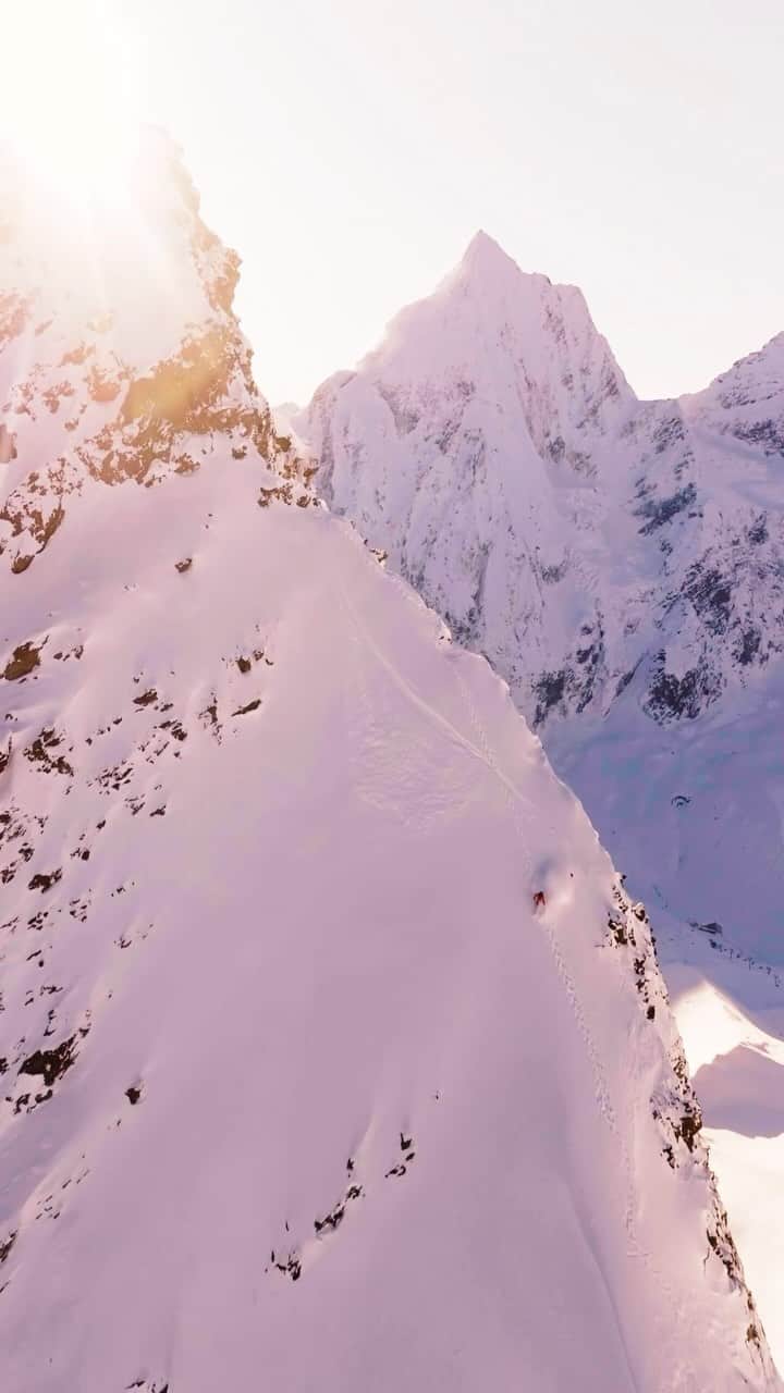 Mammutのインスタグラム：「Can we agree that we all dream of such lines? 🌄  Challenging ascents and big powder descents: That’s what the Eiger Free Advanced collection is made for.  A sustainable @goretexbrand ePE membrane makes the outfit waterproof and breathable. Everything you need and nothing you don’t.  Get all the details with the link in our bio.  ⛷️: @matthiaswegeradventure  🎥: @the_bird_view」