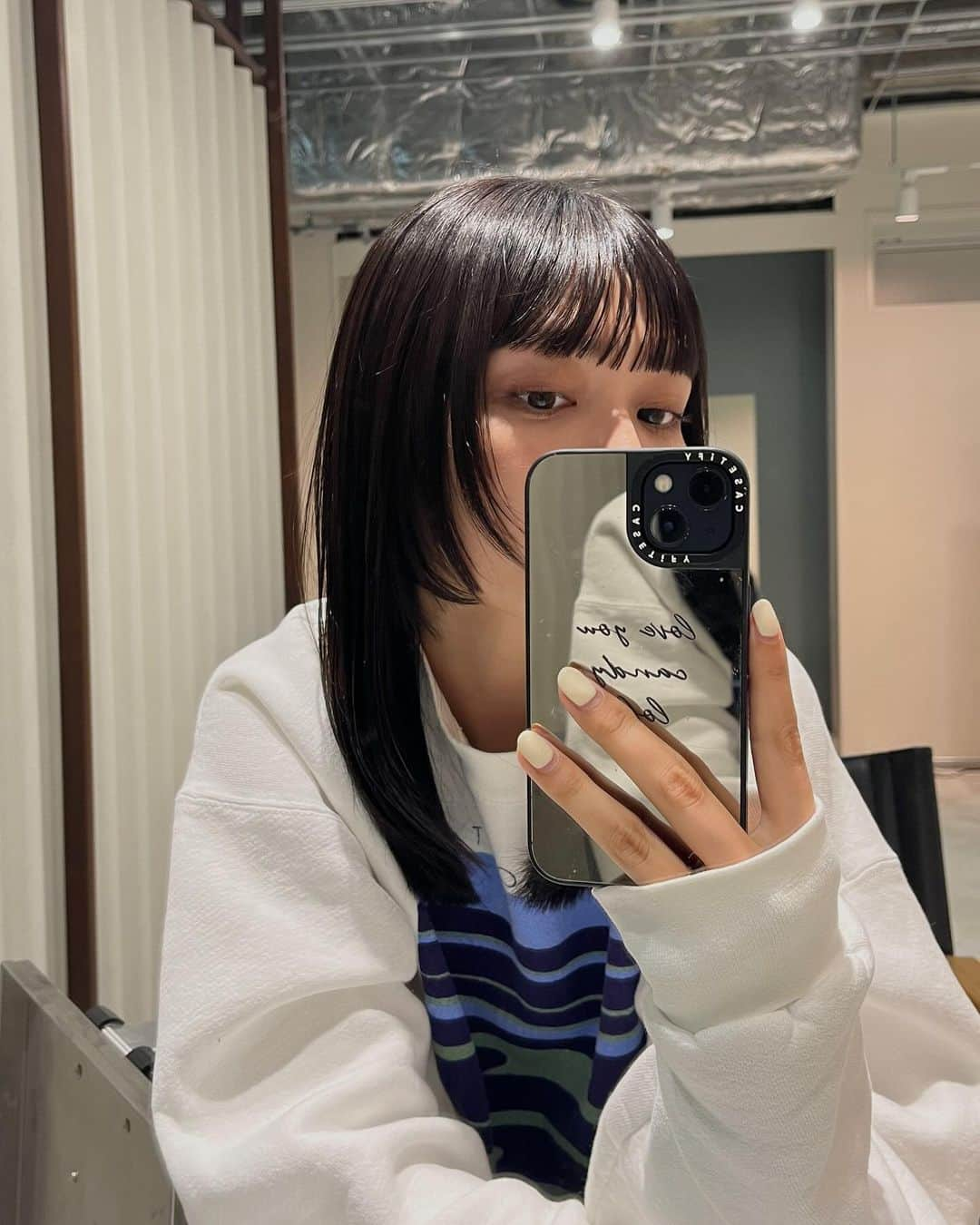 内山愛のインスタグラム：「ストーリーにも載せたnewhair🌬️ 顔まわり作る割に、耳にかけてしまうこと多かったので 耳前くらいの毛まで動かせるように切り込んでもらいました🙏🏻 これでふわっと下ろしてもフェイスライン見えるこのバランスが良くて好き~！！2枚目の動画分かりやすいかな、  また年内行きますね🚶🏻➿ いつもありがとうございます！ @tsubasa__hasegawa」