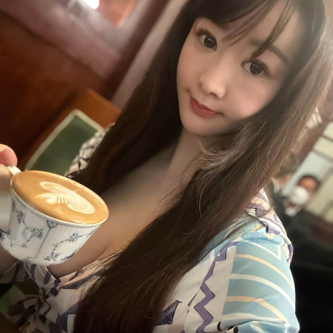 歩りえこのインスタグラム：「DMのお返事です♡ ⁡ 「僕は普通のサラリーマンなのでりえこさんの業界について全く無知なのですが芸能活動で得る給料は月々大体どのくらいですか？失礼な質問だったら大変申し訳ありません」 ⁡ り『月に約3万円です。撮影会出ないと0円とか普通です。。グラドルが雑誌に出るのは写真集やDVDのプロモーションが殆どなのでギャラはないことが殆どで、撮影会やファンクラブが主な収入源なことが多いです。  半分は事務所にいくし、一般のサラリーマンやOLさんの方が遥かに稼ぎが良いし安定してると思います。  芸能だけで生活できる人はCMとかに出てる超有名なひと握りの0.001%位の人口だと思うので、TVに結構出てる誰もが知ってる知名度ある芸人さんとかでも今だにバイトしてる人も沢山いるし、常に売れてる人でない限り皆さん何かしらバイトや副業で生活してます。  見た目の維持や衣装代などもかかるので赤字も当たり前の世界です。  私みたいに写真集やドラマ化、本の印税などあったとしても全体でみると余裕で赤字です。。』 ⁡ ⁡ ⁡ ☟☟☟☟☟☟ ⁡ 9/29発売歩りえこ【Hカップ・ジャーニー】デジタル写真集 ⁡ 【Amazon】1320円 https://amzn.asia/d/3eF3ZRP ⁡ FANZA bookから買うと今なら90%オフ132円💕 ⁡ https://x.gd/nVPSx (リンクはストーリーやXから飛べます) ⁡ ご購入後、ブラウザやkindleからすぐに写真集を見ることができます♡ ⁡ このdigital写真集の売れ行きが良いと紙の写真集がまた出せるのでぜひ応援よろしくお願いします❣️ ⁡ 皆さまにお願い🙇‍♀️ ⁡ AmazonやDMM(FANZA)のレビューで星を付けて下さるとすご〜く嬉しいです🥹💕 ⁡ 感想を書いて頂けたら最高にありがたいのですが、時間がなかったら星を付けて頂くだけで大丈夫です！ ⁡ レビューの多さも紙の写真集発売に繋がる超重要ポイントですので、ぜひぜひ応援よろしくお願いします🥹 ⁡ 皆さんの応援を無駄にせず、次の作品に繋がるよう私もまだまだ自分磨きをして頑張っていきますね😉💕 ⁡ ーーーーーー ⁡ ⁡ ⁡ 🌸『Hカップジャーニー』　 https://amzn.asia/d/3eF3ZRP ⁡ 🌸歩りえこ1st写真集スフィア(講談社/撮影：山岸伸) amzn.to/3yytQ6n ⁡ 🌸『ブラを捨て旅に出よう』(講談社文庫) https://amzn.asia/d/bPt23Tz ⁡ 🌸歩りえこオフィシャルファンクラブ  fanclove.jp/club/riekoayumi ⁡ お仕事や案件のお問い合わせ ↓ riekoayumi@gmail.com ※お名前、会社名、概要、電話番号お願い致します。 ⁡ #歩りえこ  #熟女 #熟女好き大歓迎 #インスタグラビア #selfie #me #i #自拍 #selfies #tbt #follow #swag #扎心了#followme #like #tokyo #japan #selfie #f4f #ootd #photo #l4l #instagood #맞팔 #tagsforlikes #몸스타그램 #东京 　#グラビア　#sexylook #美body」