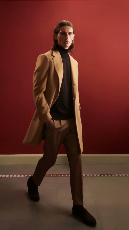 ラファエルカルーゾのインスタグラム：「Stepping into the week with elegant nonchalance.  #carusomenswear #fw2324 #playfulelegance」