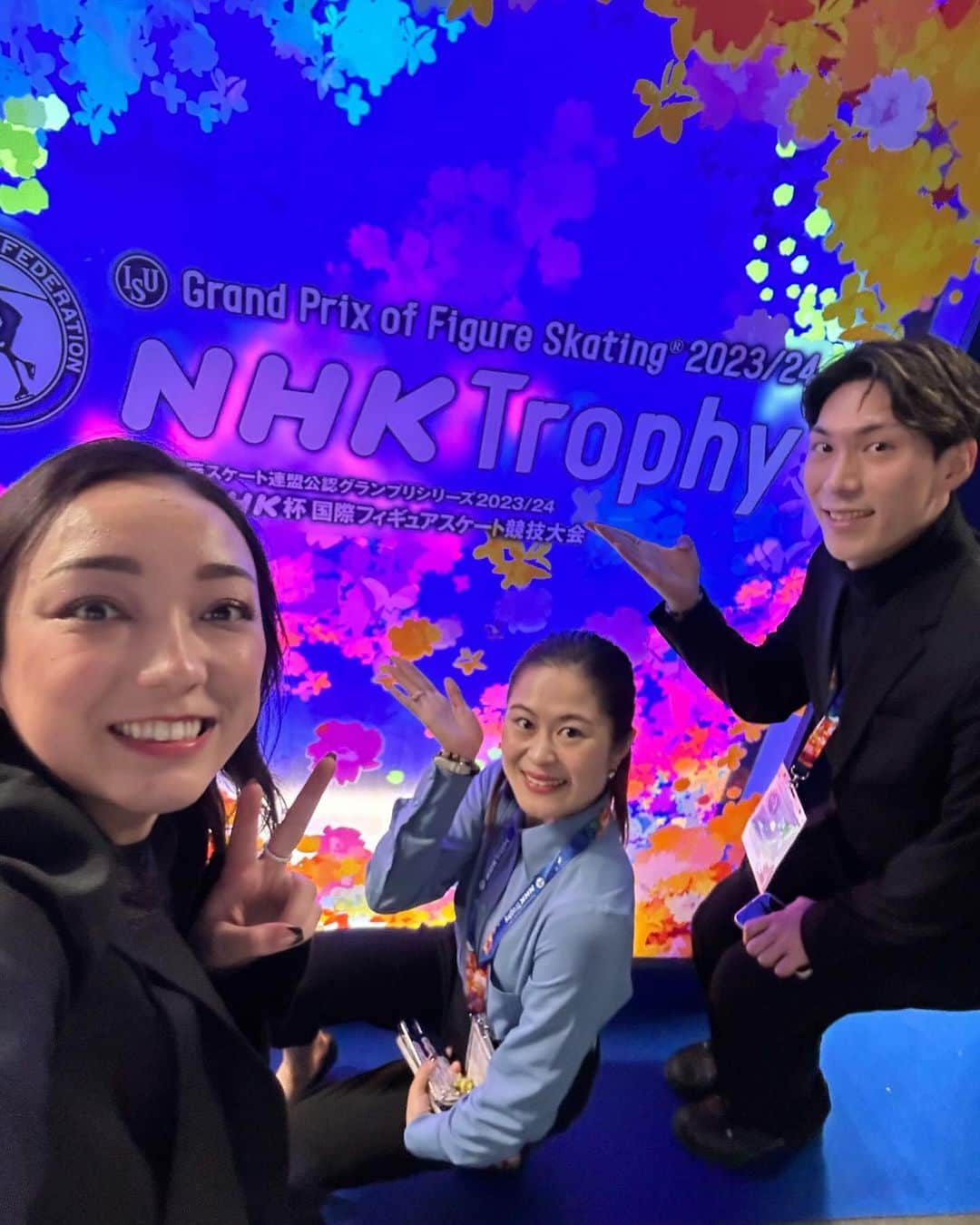 宮原智子さんのインスタグラム写真 - (宮原智子Instagram)「NHK杯フィギュアが終了致しました。 今年も大会アンバサダーとしてお仕事をさせて頂き、事前のスケート教室から競技、エキシビションまで充実した日々を送ることができました。 大会では選手全員を間近で応援することができ、貴重な経験ができました。  ユーモアも入れながら、楽しい投稿も沢山できて良かったです！りかちゃん( @rika_hongo )、けいじくん( @2211keiji )と互いに意見し合い、密な時間を過ごすことができました✨2人には大感謝です！  これからも、プロスケーターとしての活動を含め、フィギュアスケートの魅力を伝える活動をしていければと思っております。  I had such a great time working at NHK Trophy as an ambassador. It was wonderful to have this opportunity to cheer the competitors from so close!!  And working together with Rika and Keiji, it was a blast!!!   #nhk杯フィギュア #nhktrophy  #フィギュアスケート #figureskating」11月27日 23時04分 - 55satoko