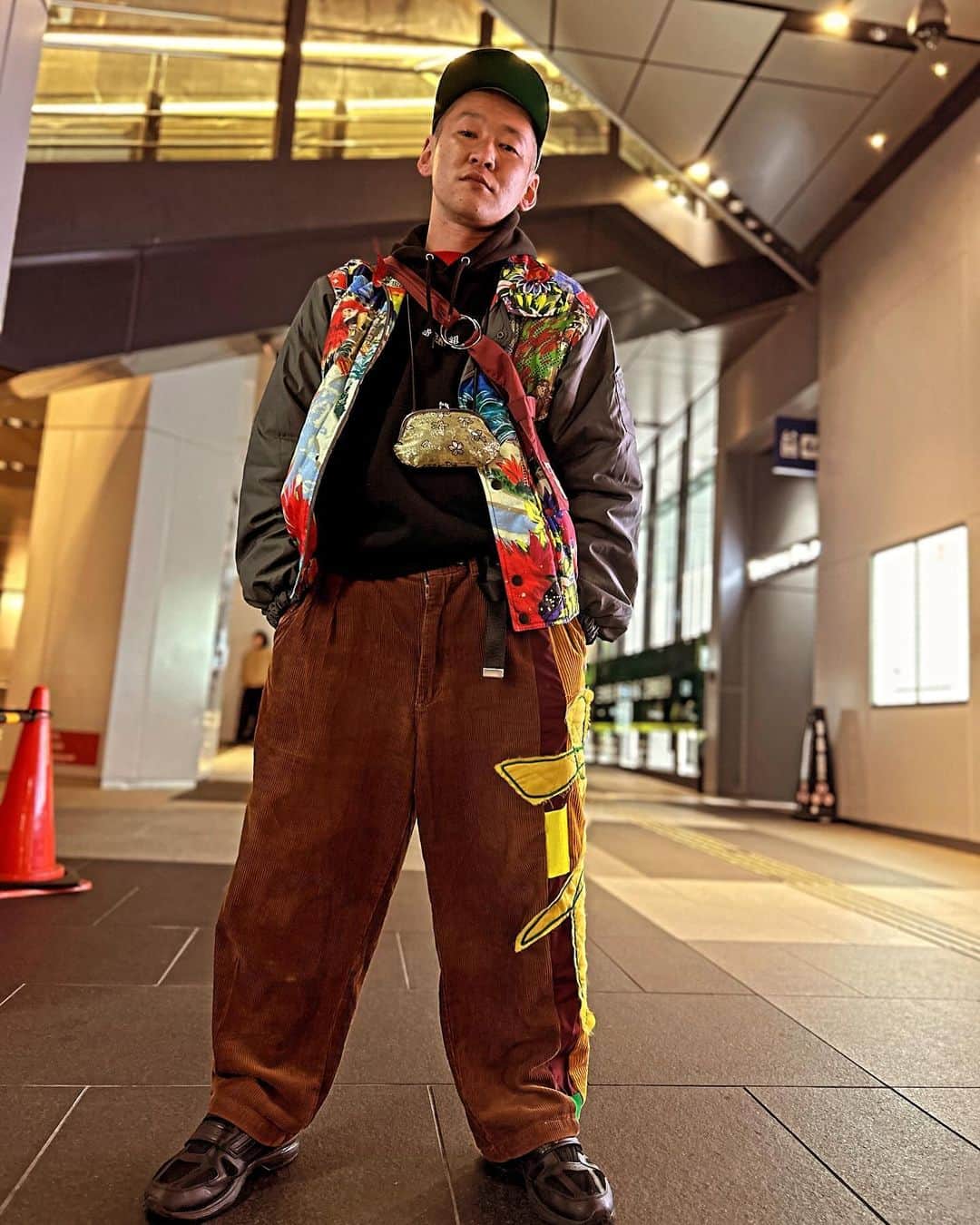 市川刺身さんのインスタグラム写真 - (市川刺身Instagram)「今日の服装。 モノボケライブの日。  高円寺泥酔組のパーカーにMITSUBISHI OILのジャンパー。 先日途中でやめるさんで購入したサイドに花が入ったパンツ。 農協の帽子にDUNLOPの靴で金のがま口とyorozuのバッグ。  モノボケライブ終わりにダイタク拓さんとネルソンズ岸さんにキンボシ有宗さんと飲みに連れて行って頂いて途中で偶然ダイタク大さんとインディアンス田渕と竹馬とブラゴーリ塚田も来てみんなで飲んで楽しかったです。 帰りがけの通り道で撮りました。 M-1準々決勝の動画がTVerで配信中なので面白かったらワイルドカード投票お願いします。 明日は爆裂早起き頑張れよ。 ダイタクさん田渕さん岸さんありがとうございます。  #今日着た服 #ファッション #古着 #途中でやめる #ダイタク #ネルソンズ #インディアンス #キンボシ #ブラゴーリ #そいつどいつ」11月27日 23時19分 - soitsudoitsu