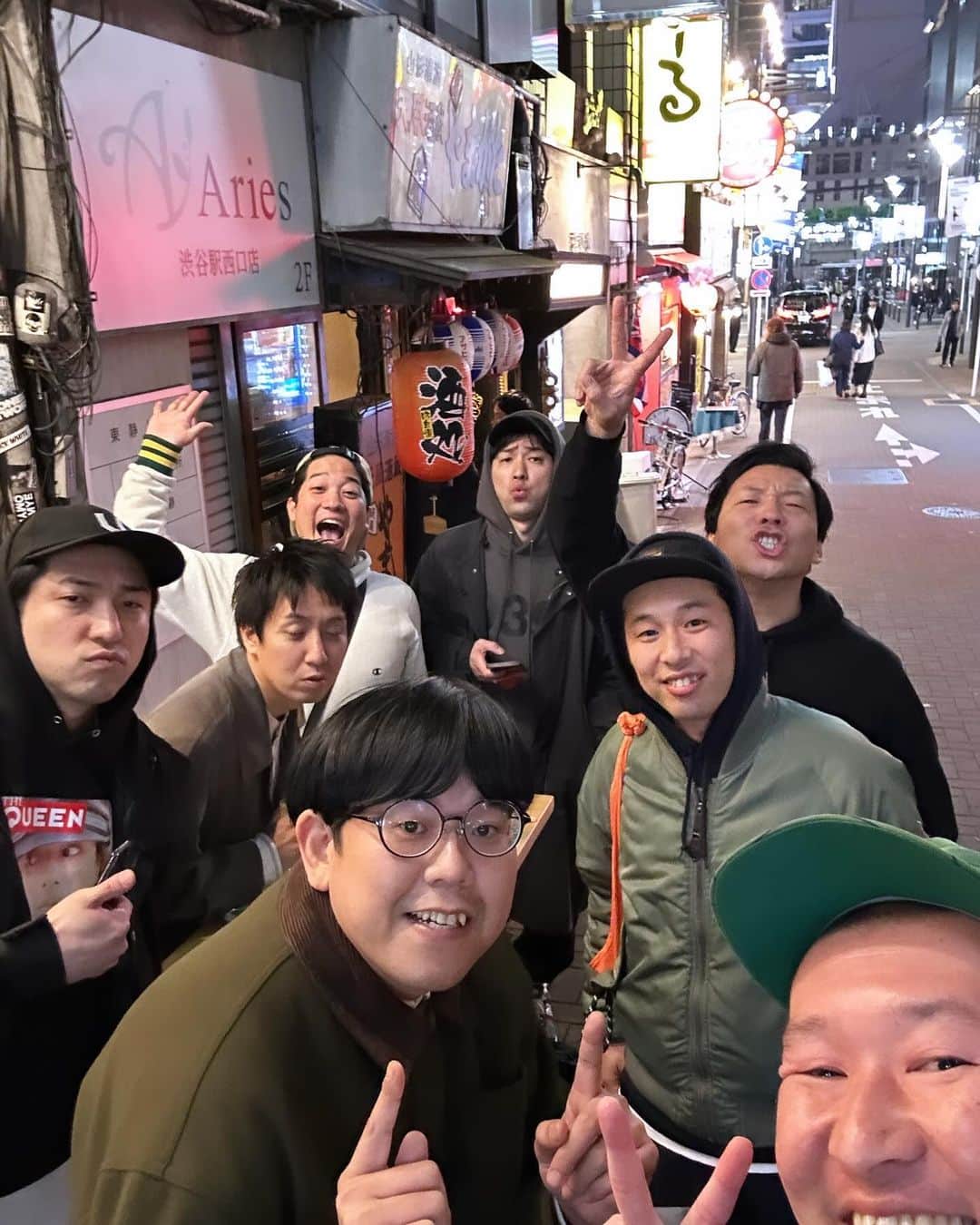 市川刺身さんのインスタグラム写真 - (市川刺身Instagram)「今日の服装。 モノボケライブの日。  高円寺泥酔組のパーカーにMITSUBISHI OILのジャンパー。 先日途中でやめるさんで購入したサイドに花が入ったパンツ。 農協の帽子にDUNLOPの靴で金のがま口とyorozuのバッグ。  モノボケライブ終わりにダイタク拓さんとネルソンズ岸さんにキンボシ有宗さんと飲みに連れて行って頂いて途中で偶然ダイタク大さんとインディアンス田渕と竹馬とブラゴーリ塚田も来てみんなで飲んで楽しかったです。 帰りがけの通り道で撮りました。 M-1準々決勝の動画がTVerで配信中なので面白かったらワイルドカード投票お願いします。 明日は爆裂早起き頑張れよ。 ダイタクさん田渕さん岸さんありがとうございます。  #今日着た服 #ファッション #古着 #途中でやめる #ダイタク #ネルソンズ #インディアンス #キンボシ #ブラゴーリ #そいつどいつ」11月27日 23時19分 - soitsudoitsu