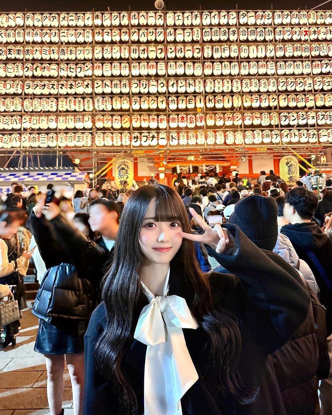 松本ももなさんのインスタグラム写真 - (松本ももなInstagram)「お祭りのももな好き？🎀 すごい人だけど、どこに居ても見つけてね💕  みんなの開運招福や商売繁盛を願って 酉の市に行ってきました⛩  Happyにみんななれますように🪄°・*:.。.☆  お正月の初詣、夏はみたままつり、冬は酉の市🏮 花園神社は芸能の神様もあるので ✨私のパワースポットだよぉーー✨  これからも一生懸命がんばります❤️‍🔥  #酉の市 #神社 #花園神社酉の市 #花園神社 #開運招福 #商売繁盛 #新宿 #お祭り #祭」11月27日 23時19分 - momona.1012