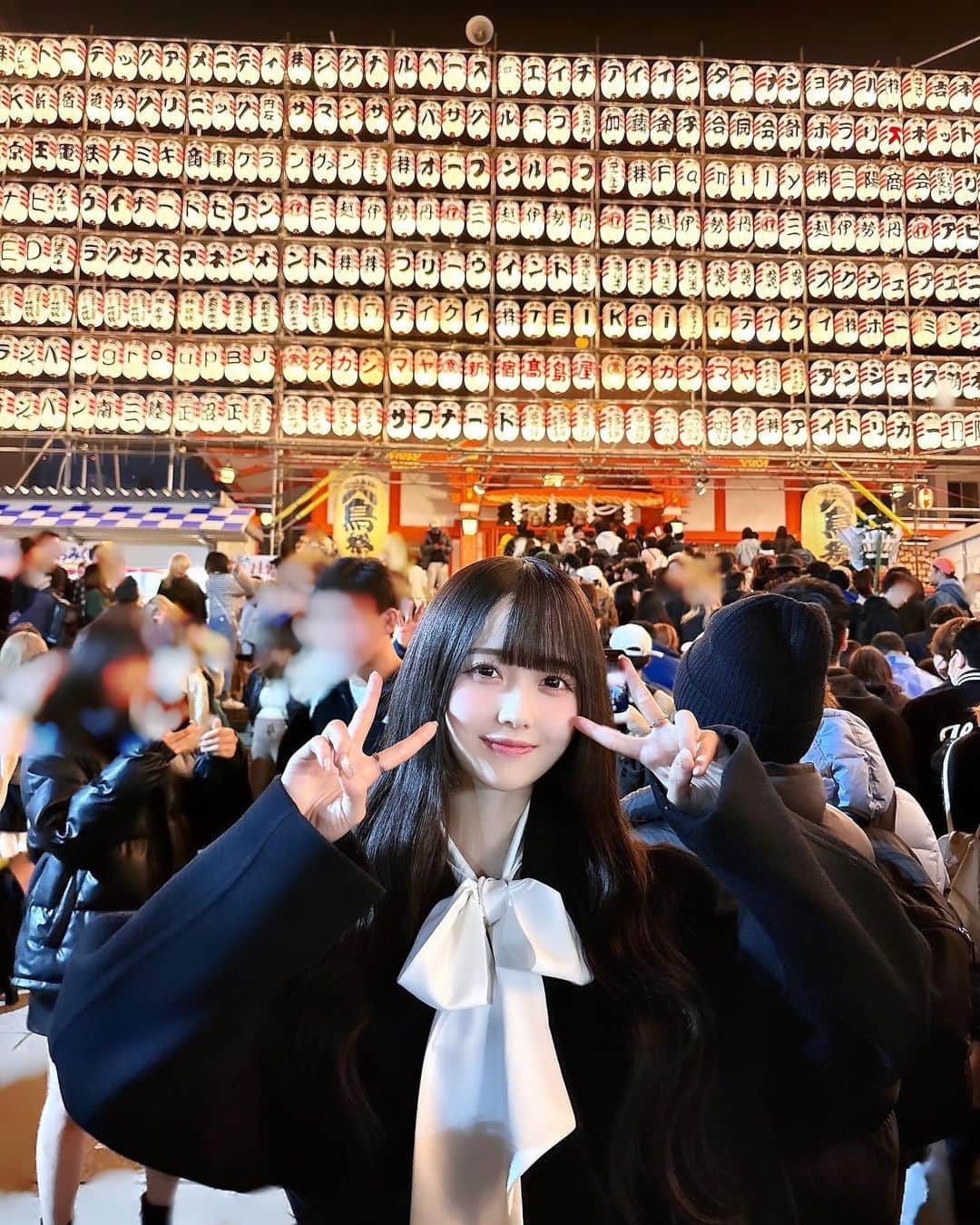 松本ももなさんのインスタグラム写真 - (松本ももなInstagram)「お祭りのももな好き？🎀 すごい人だけど、どこに居ても見つけてね💕  みんなの開運招福や商売繁盛を願って 酉の市に行ってきました⛩  Happyにみんななれますように🪄°・*:.。.☆  お正月の初詣、夏はみたままつり、冬は酉の市🏮 花園神社は芸能の神様もあるので ✨私のパワースポットだよぉーー✨  これからも一生懸命がんばります❤️‍🔥  #酉の市 #神社 #花園神社酉の市 #花園神社 #開運招福 #商売繁盛 #新宿 #お祭り #祭」11月27日 23時19分 - momona.1012