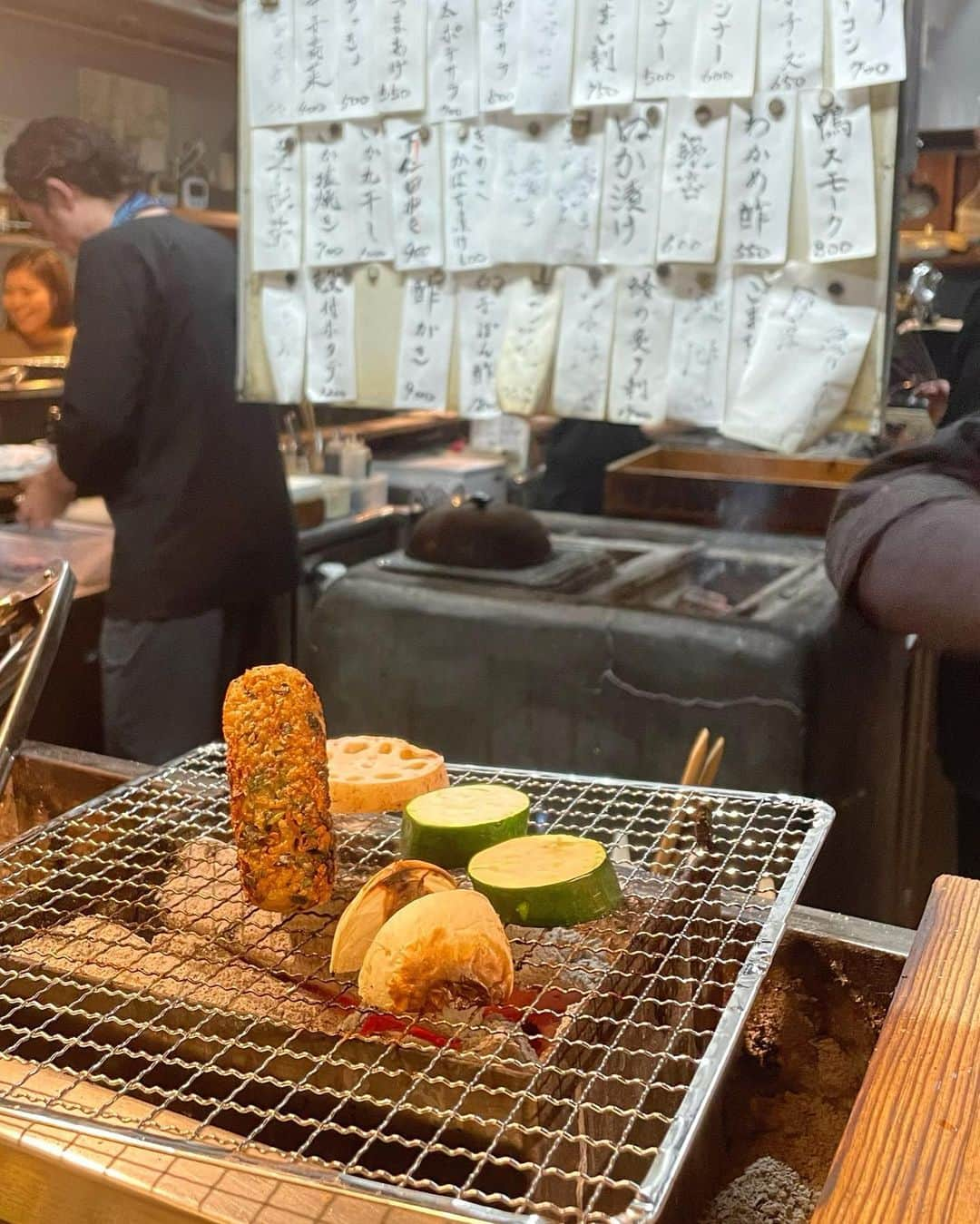 李到華さんのインスタグラム写真 - (李到華Instagram)「#후쿠오카 로컬 찐 이자카야 맛집 개인 화로에 육해공을 다 구워준다 환기가 얼마나 잘 되는지.. 옆에서 담배피는 손님이 무리로 있었는데도 담배냄새가 하나도 안나 🫶  전통 이자카야 분위기 느끼며 술한잔 하기 너무 좋다.. 저 잔으로 먹은 생맥주가 아직 아른아른  📌로바타 산코바시   3 Chome-22-17 Haruyoshi, Chuo Ward, Fukuoka, 810-0003」11月27日 23時18分 - ah____rim