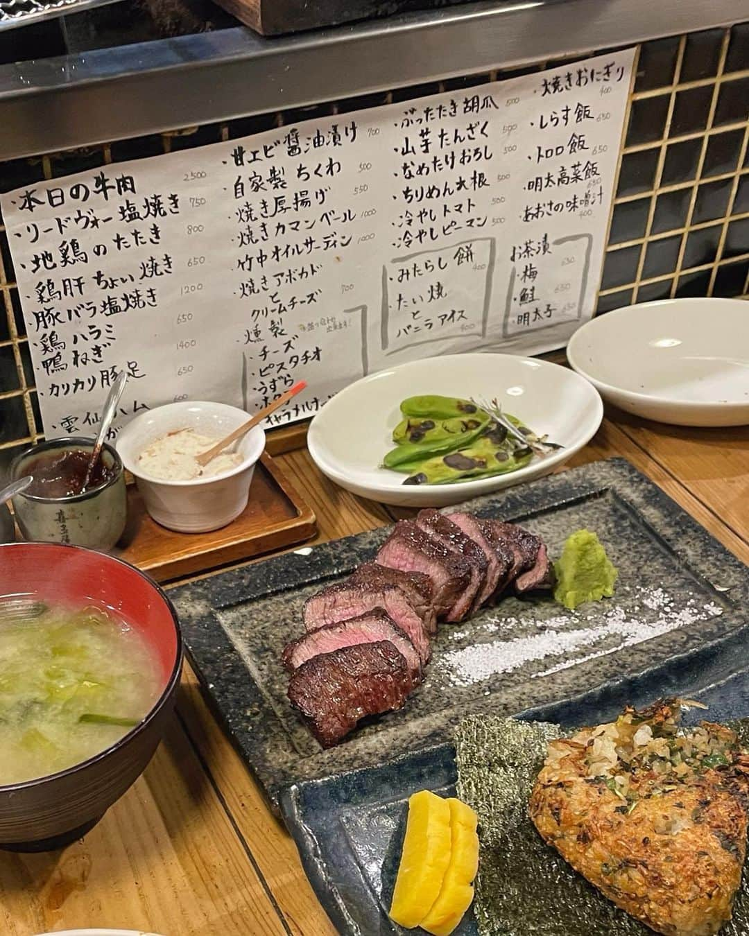 李到華さんのインスタグラム写真 - (李到華Instagram)「#후쿠오카 로컬 찐 이자카야 맛집 개인 화로에 육해공을 다 구워준다 환기가 얼마나 잘 되는지.. 옆에서 담배피는 손님이 무리로 있었는데도 담배냄새가 하나도 안나 🫶  전통 이자카야 분위기 느끼며 술한잔 하기 너무 좋다.. 저 잔으로 먹은 생맥주가 아직 아른아른  📌로바타 산코바시   3 Chome-22-17 Haruyoshi, Chuo Ward, Fukuoka, 810-0003」11月27日 23時18分 - ah____rim