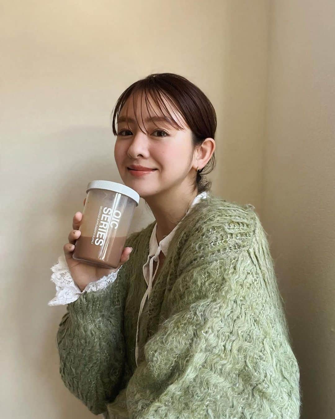 菅谷梨沙子のインスタグラム：「提供：OIC SERIES（株式会社RealStyle） @oic_series ♡  OICさんから提供して頂いてからずっと飲んでいるプロテイン🥛 今回またまたお声がけくださり😭 大好きなチョコフレーバーにしました！  前からいろいろプロテインは飲んできたけど、わたしのお気に入りNO1 😂🥇 プロテイン特有のクセなくゴクゴク飲んじゃう…笑 たんぱく質20gとビタミン11種が入ってるのも嬉しいポイントのひとつで、シェイカーのデザインもシンプルで好きです♡  ちなみにね、今定期便がセールしてるらしく！ 定期便の初回を2,980円でお買い物いただけるそう🤫👏🏻  プロテインも今いろんな種類あるし、どれ飲もうか悩んでる人や、飲みたいけどプロテインの味苦手な方にはぜひこのOICのプロテインをおすすめする🤭 ハイライトに載せておくので気になる方は、ぜひ✈︎  #プロモーション #OICプロテイン #株式会社RealStyle #プロテイン #美容 #ボディケア #トレーニング」