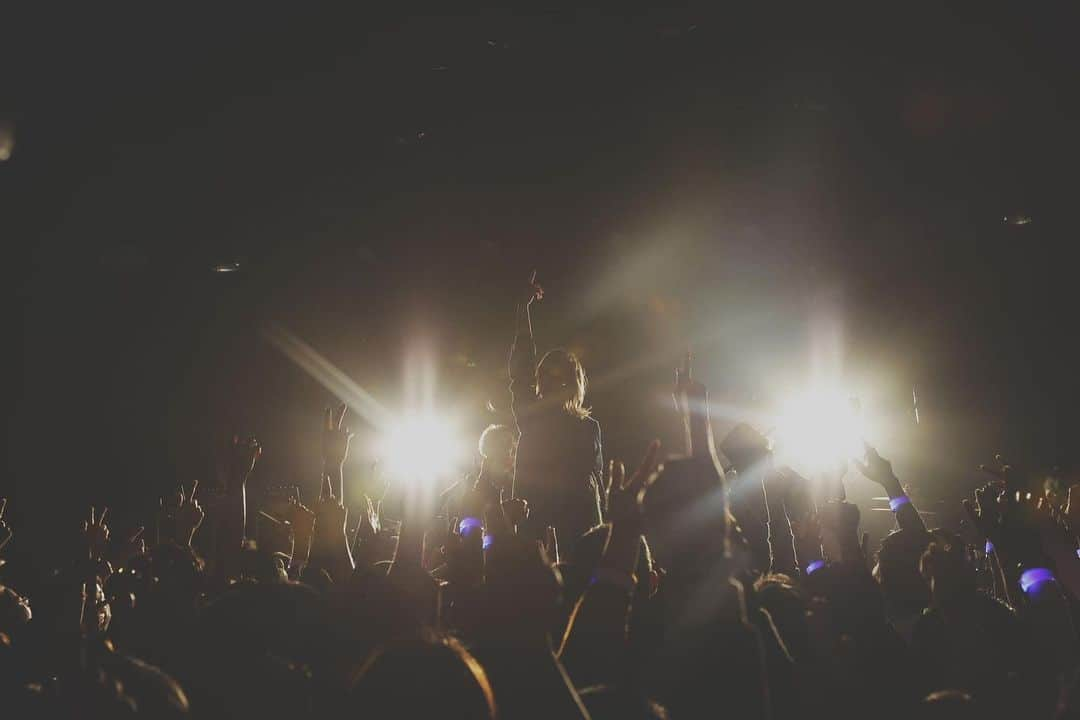 KIHOWのインスタグラム：「MYTH & ROID One Man Live 2024 Spring Tour “VERDE” 開催決定!  04.13(Sat) 静岡 04.14(Sun) 岡山 04.20(Sat)仙台 04.27(Sat)大阪 04.28(Sun)名古屋 05.12(Sun)東京  “AZUL”から繋がる“VERDE”と共にみなさんに会いにいきます。  FC無料会員先行受付中 (link in bio)  🔍MYTH & ROID ぴあ  Photo by @shinjiokawa_info   #MYTHandROID」