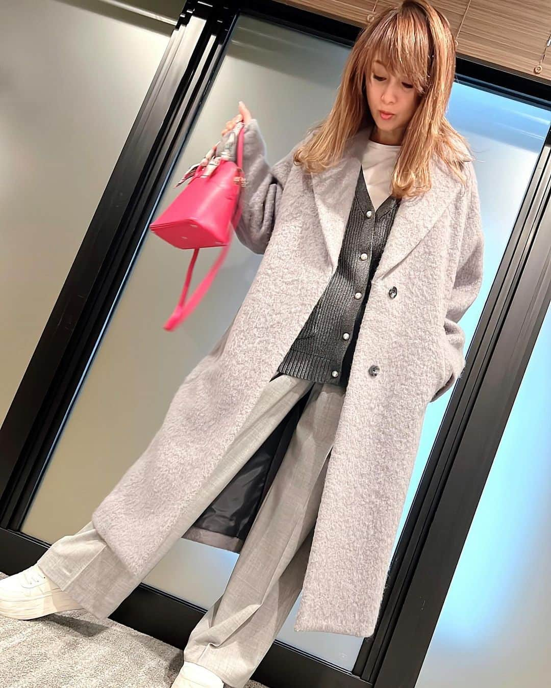 渡辺美奈代さんのインスタグラム写真 - (渡辺美奈代Instagram)「本日のお洋服  パンツスタイル  #ホワイト✖️グレー #50代 #50代ファッション  #パンツ #パンツコーデ  #HERMES #ZARA」11月27日 23時11分 - watanabe_minayo