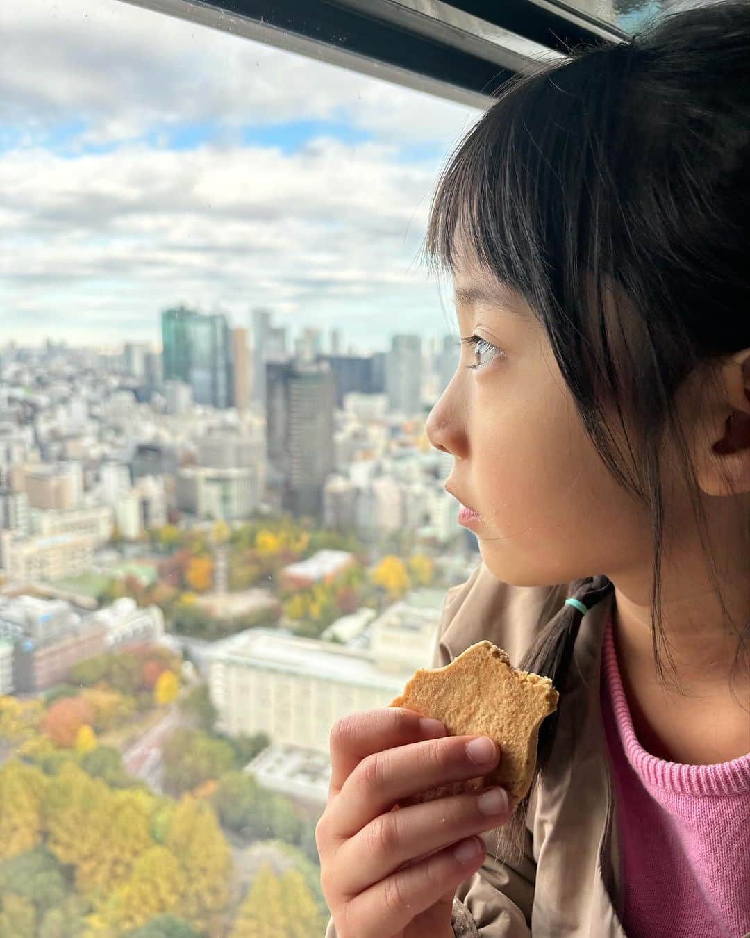 猫沢エミさんのインスタグラム写真 - (猫沢エミInstagram)「パリに引っ越して、日本に里帰りするようになった現在、姪っ子・甥っ子たちにはもちろんたくさんのお土産を持参する。  でも、子どもを持ったことのない私は、それぞれの年頃に欲しがる物がなんなのか、いまだによくわからない。それで弟ムーチョ @kurogaomucho に「メイコが欲しいものはなんだろう？」と聞いてみたら「モノはいらないから、思い出を作ってあげて欲しいんだ」と返ってきて，さすがこの子は猫沢家の荒波を超えてきだ同志だと感心したって話。  私がこの子の成長を見られるのは多くて年2回と寂しい限りだけど、〝パリのおばさま〟っていう、少し浮世離れしたポジションから、メイコに夢を与え続けられる存在でありたいとは思う。それになにより私がメイコと一緒にいたい。こんな理由から、どんなに忙しくとも1回の滞在に1日はメイコとのデート日として空けている。  前回は、立川にある子どものためのミュージアム  @play_2020_04 に行って、今回はメイコのリクエストだった東京タワー🗼にやってきた。思えば私自身，東京タワーに行ったのなんか、小学校に上がる前だよ👀💧　当時は謎の蝋人形館があって、何も知らずに入って恐怖にギャン泣きしたっていうアバンギャルドで寂れた思い出しかなかった。  少ない時間を有効に、ふたりとも疲れないようにオーガナイズしようと、事前にweb予約をしておいて本当に良かった。現代の東京タワーは、エッフェル塔と同じく、レトロな塔の魅力に惹きつけられた多くの外国人でひしめくネオ観光スポット。トップフロアまでのエレベーターには細かく搭乗時間が設定されていて、昔のように行けば乗れるっていうのとはだいぶ違う。  ディズニーランド的なおとぎの国演出ルームもあったりして、大人も子どもも楽しめる異空間。  地上界ビルのフードコートは、インターナショナルでゆるい雰囲気が居疲れしないし、お土産屋さんも昭和の香りがどことなく残る雑多な雰囲気がいい。  メイコがふと指差した、宇宙服で撮影コーナーを試してみることに。ひとりならまずやらないことを、子どもと一緒だからできることってあるんだよね。そして、やってみるとめちゃ楽しかったりして😆  間違いなくこの日、いちばん楽しんでいたのは私だったと思う😂  モスバーガー食べたり、サーティーワンでアイス食べながらおしゃべりしたり、楽しかったなぁ。  「メイコ、次はどこ行きたいの？」  「エミエミおばちゃん（と、メイコは私を呼ぶ）とフランスに行きたい。飛行機に乗って」  おゝ👀✨このセリフを聞くには、もう少し時間がかかると思っていたよ。  「じゃあ、お勉強がんばるんだね。フランスに行くには、もう少し学校の成績が良くないと行けないんだよね。メイコががんばって成績上がったら、おばちゃんがお父ちゃんとお母ちゃんに相談してみるから。がんばれる？」  「うん‼️」  と、元気よくうなづいていたメイコ。メトロに乗った瞬間、撃沈😂  その無垢な美しい寝顔に、叔母としての悦びをひしひしと噛み締めていた日本滞在最後の日。  「エミエミおばちゃん、今日いっぱい思い出作ったね。ぜーんぶ、ぜーーーーーんぶいちばん楽しかった〜❣️」と言ったメイコの笑顔にうっかり泣きそうになった。  #東京下町時間　#猫沢家の一族  #猫沢メイコ　#ブラックファミリーヒストリー」11月27日 23時12分 - necozawaemi