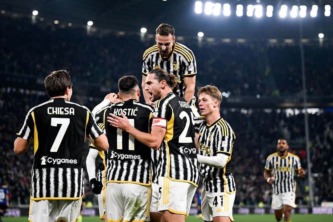 アドリアン・ラビオのインスタグラム：「Quando non vinci questo tipo di partite devi sapere di non perderle !  Continuamo così, tutti uniti per difendere i nostri colori ! Testa a venerdi. Forza Juve 💪🏼⚪️⚫️」