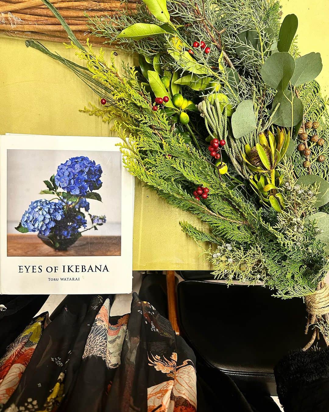 中川友里さんのインスタグラム写真 - (中川友里Instagram)「初めてのスワッグ作り🎄🎅  定期的に自然に触れたりしたくなりますよね、  先日、船長🏴‍☠️且つ、人生の大リスペクト🫡仙人 @tomiyasuyuta さん& 🇺🇦DJ @yazkova_anna のストーリーで見たフラワーアーティスト @watara_ikebana さんが素敵で、クリスマスに向けた作品作りの教室へ✨  教室に入った瞬間から植物の良い香り、、なんやここは幸せな🥹✨  いろんな花材からクリスマスポマンダーな気持ちで柑橘🍊もセレクト、あとはジュニパーベリーがいたので飾ってみました🫶✨  (元々小原流の先生でもあるそうで)、素敵な先生の作品集も思わず見入ってしまいました💐  昔ある人に言われた言葉、「型があるから型破り、型が無いやつは型無しだぞ。何事も極めてから自己流を創りなさい。」って言葉が ずっと心に刻まれています⚔️  私は草月流だったので、まずは型にはめなきゃ、とか、わりかし派手に見せなきゃ、とか考えてしまうなあ🍄  (池坊の入門クラスもやったけど、自然のあるがまま、あー水辺の盛り方とか全然違うわ、とか思っちゃう。  いけばなって奥が深い🦢  お花と向き合って、お花の顔を見つけて、どうやったら綺麗に魅せてあげられるかな、と、  お花に愛おしい気持ちを持って接してあげるこの時間が一種のマインドフルな時間なのかも🫶💓  玄関に飾ったので、お家に帰ったとたんから針葉樹のいい香りが🥰 おもちさん🕊️も喜んでます✨  素敵な時間をありがとうございました🫶✨  #クリスマス #スワッグ #スワッグのある暮らし」11月27日 23時16分 - darayunya