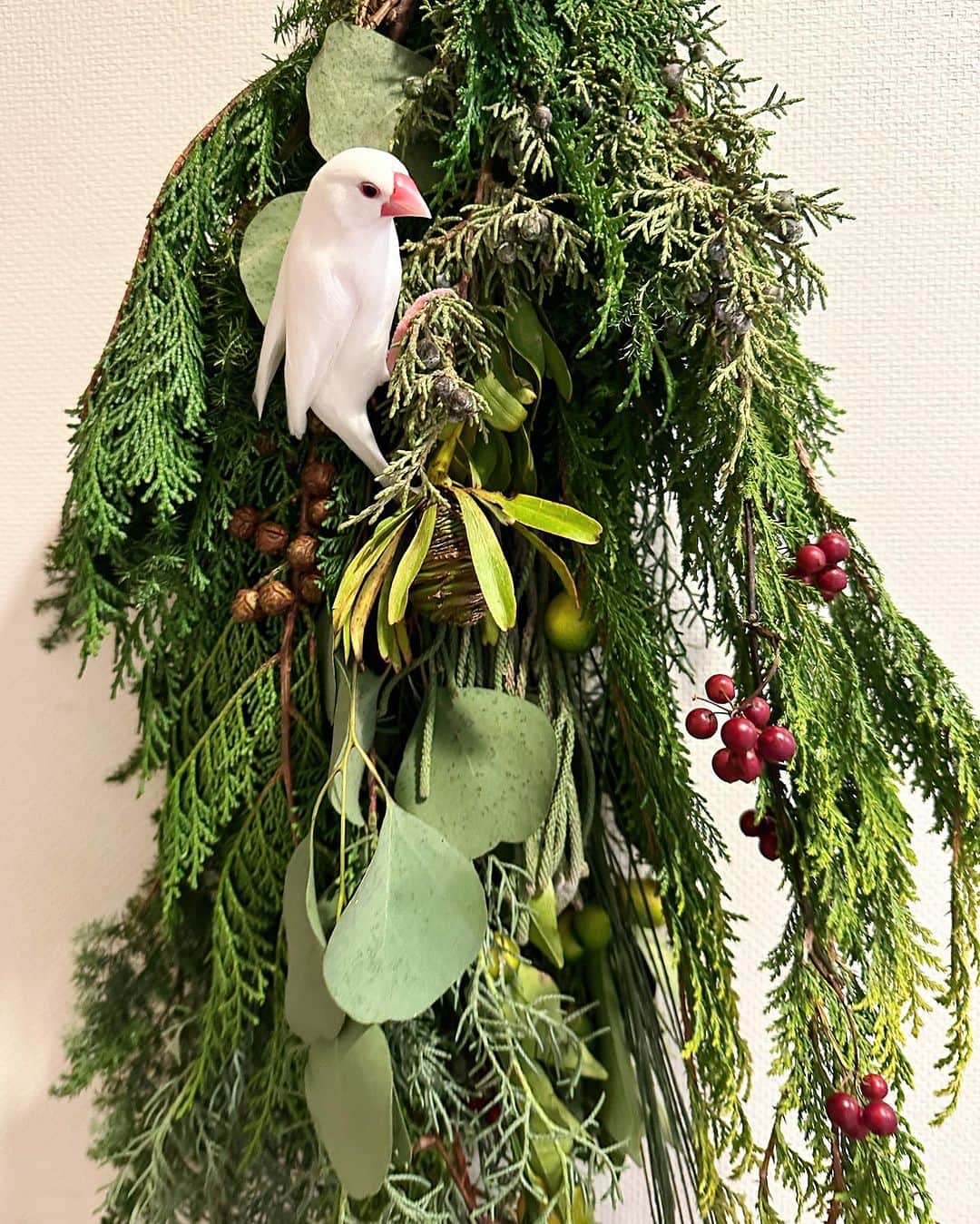 中川友里さんのインスタグラム写真 - (中川友里Instagram)「初めてのスワッグ作り🎄🎅  定期的に自然に触れたりしたくなりますよね、  先日、船長🏴‍☠️且つ、人生の大リスペクト🫡仙人 @tomiyasuyuta さん& 🇺🇦DJ @yazkova_anna のストーリーで見たフラワーアーティスト @watara_ikebana さんが素敵で、クリスマスに向けた作品作りの教室へ✨  教室に入った瞬間から植物の良い香り、、なんやここは幸せな🥹✨  いろんな花材からクリスマスポマンダーな気持ちで柑橘🍊もセレクト、あとはジュニパーベリーがいたので飾ってみました🫶✨  (元々小原流の先生でもあるそうで)、素敵な先生の作品集も思わず見入ってしまいました💐  昔ある人に言われた言葉、「型があるから型破り、型が無いやつは型無しだぞ。何事も極めてから自己流を創りなさい。」って言葉が ずっと心に刻まれています⚔️  私は草月流だったので、まずは型にはめなきゃ、とか、わりかし派手に見せなきゃ、とか考えてしまうなあ🍄  (池坊の入門クラスもやったけど、自然のあるがまま、あー水辺の盛り方とか全然違うわ、とか思っちゃう。  いけばなって奥が深い🦢  お花と向き合って、お花の顔を見つけて、どうやったら綺麗に魅せてあげられるかな、と、  お花に愛おしい気持ちを持って接してあげるこの時間が一種のマインドフルな時間なのかも🫶💓  玄関に飾ったので、お家に帰ったとたんから針葉樹のいい香りが🥰 おもちさん🕊️も喜んでます✨  素敵な時間をありがとうございました🫶✨  #クリスマス #スワッグ #スワッグのある暮らし」11月27日 23時16分 - darayunya