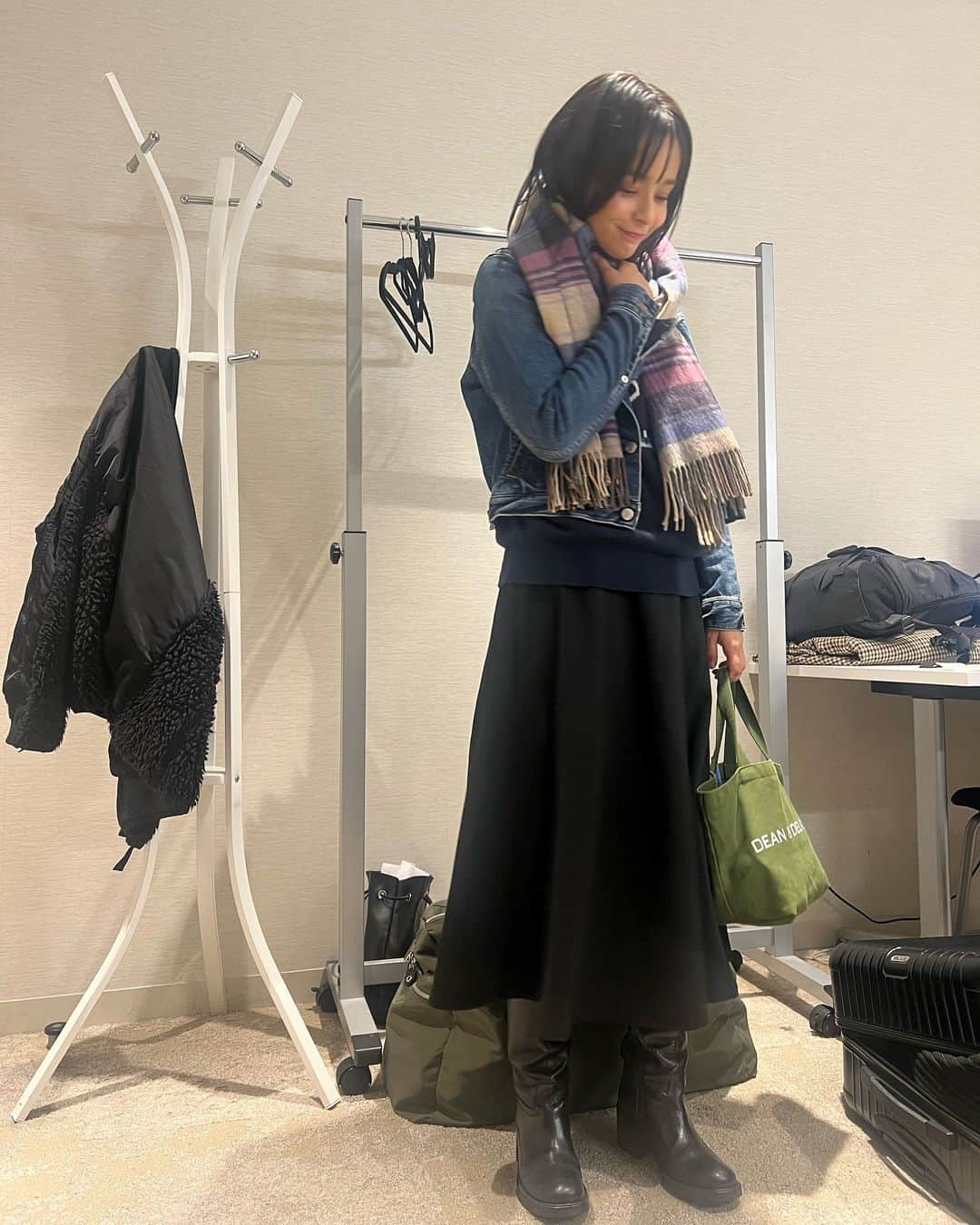 加藤ローサのインスタグラム：「こんばんは。東京は今夜も寒いです〜昼間は暖かかったんだけどな。服が難しい。。。年末まで予定もいっぱい詰まっているので体調にも気をつけたいところです。皆様も体調に気をつけてくださいね。おやすみなさい〜」