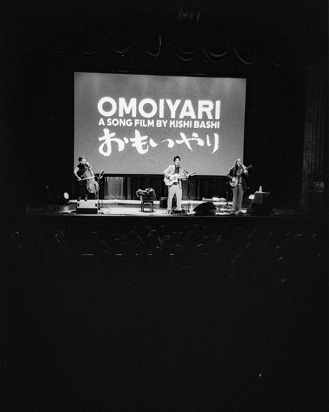 Kishi Bashiさんのインスタグラム写真 - (Kishi BashiInstagram)「@omoiyarisongfilm at ATL’s @varietyplayhouse   @kishi_bashi  @talltalltrees @emilyhopeprice  @jtaylorsmith   #hp5plus #ilfordhp5 #leicam3 #50mmelcan #1600iso」11月27日 23時20分 - kishi_bashi