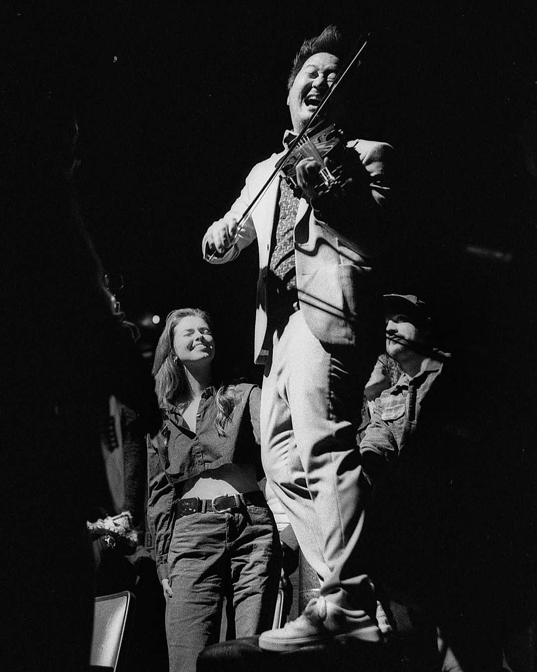 Kishi Bashiのインスタグラム：「@omoiyarisongfilm at ATL’s @varietyplayhouse   @kishi_bashi  @talltalltrees @emilyhopeprice  @jtaylorsmith   #hp5plus #ilfordhp5 #leicam3 #50mmelcan #1600iso」