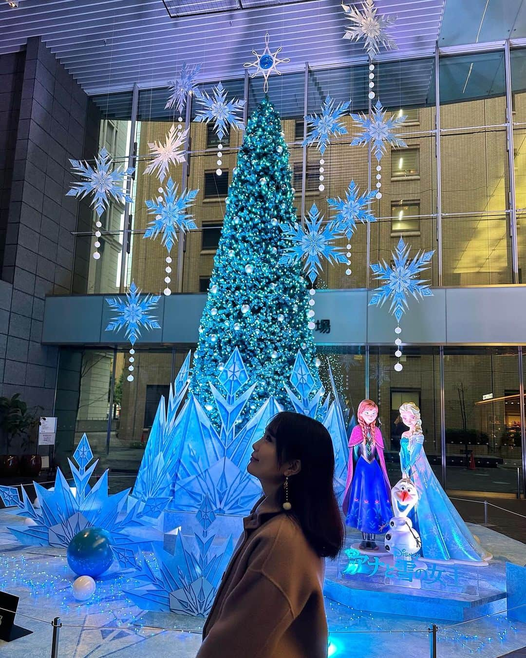 浅井麻里さんのインスタグラム写真 - (浅井麻里Instagram)「❄️アナと雪の女王👑10周年❄️ ⁡ アナと雪の女王❄️☃️ スクリーンデビュー10周年✨🎞️ ⁡ 自分が姉妹だからってこともあって、 すごく思い入れある作品❤️🥹 ⁡ これから公開される3も、 制作決定が先日発表された4も楽しみ♬🥰 ⁡ ⁡ この写真は、 丸の内オアゾのアナ雪クリスマスツリー✨🎄 アナやエルサ、オラフがいて可愛い💕 ⁡ シルエット風に撮ってもらった写真📸 ⁡ 丸の内エリアにある他のディズニーのツリーも巡ったから また投稿しますー♬🎅 ⁡ ⁡ 💫Marunouchi Bright Christmas 2023 Disney DREAMS & WISHES 開催期間：2023年11月16日～12月25日 時間：場所によって異なる ❄️アナ雪は11時〜21時 (日・祝は20時) 会場：丸ビル／新丸ビル／丸の内オアゾ／ 丸の内ブリックスクエア／国際ビルなど ⁡ ⁡ #アナと雪の女王 #アナ雪 #アナ雪2 #frozen #アレンデール #LetItGoLikeNeverBefore #LetItGo #アナ #エルサ #frozeneverafter #summersnowday #オラフ #クリスマス #クリスマスツリー #ディズニークリスマス #クリスマスディズニー #クリスマスイルミネーション #イルミネーション #disneyChristmas #丸の内 #丸の内オアゾ #丸の内イルミネーション #丸の内夢と願いのクリスマスキャンペーン #ディズニーイルミネーション #東京イルミネーション」11月27日 23時22分 - mari_asai_625