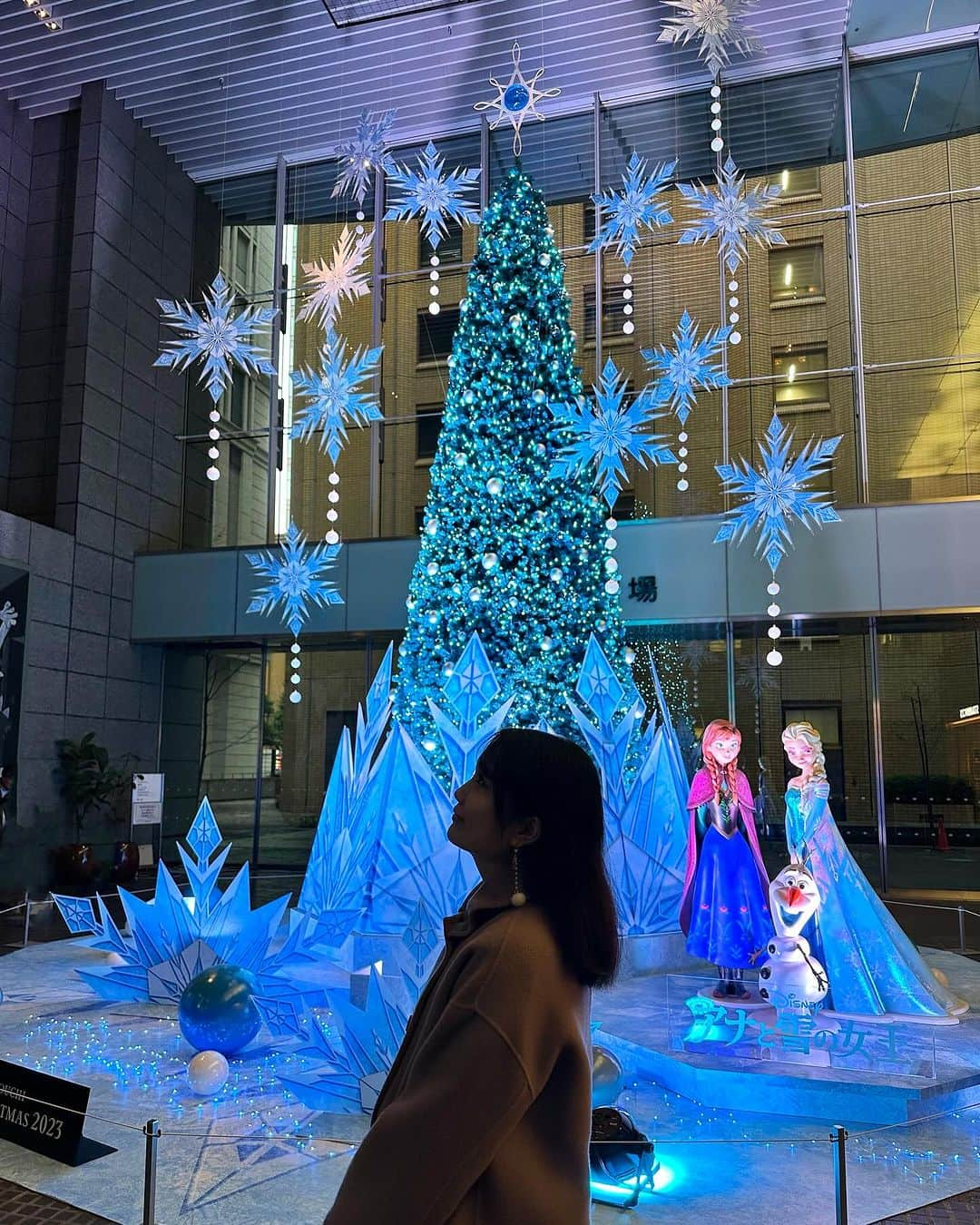 浅井麻里さんのインスタグラム写真 - (浅井麻里Instagram)「❄️アナと雪の女王👑10周年❄️ ⁡ アナと雪の女王❄️☃️ スクリーンデビュー10周年✨🎞️ ⁡ 自分が姉妹だからってこともあって、 すごく思い入れある作品❤️🥹 ⁡ これから公開される3も、 制作決定が先日発表された4も楽しみ♬🥰 ⁡ ⁡ この写真は、 丸の内オアゾのアナ雪クリスマスツリー✨🎄 アナやエルサ、オラフがいて可愛い💕 ⁡ シルエット風に撮ってもらった写真📸 ⁡ 丸の内エリアにある他のディズニーのツリーも巡ったから また投稿しますー♬🎅 ⁡ ⁡ 💫Marunouchi Bright Christmas 2023 Disney DREAMS & WISHES 開催期間：2023年11月16日～12月25日 時間：場所によって異なる ❄️アナ雪は11時〜21時 (日・祝は20時) 会場：丸ビル／新丸ビル／丸の内オアゾ／ 丸の内ブリックスクエア／国際ビルなど ⁡ ⁡ #アナと雪の女王 #アナ雪 #アナ雪2 #frozen #アレンデール #LetItGoLikeNeverBefore #LetItGo #アナ #エルサ #frozeneverafter #summersnowday #オラフ #クリスマス #クリスマスツリー #ディズニークリスマス #クリスマスディズニー #クリスマスイルミネーション #イルミネーション #disneyChristmas #丸の内 #丸の内オアゾ #丸の内イルミネーション #丸の内夢と願いのクリスマスキャンペーン #ディズニーイルミネーション #東京イルミネーション」11月27日 23時22分 - mari_asai_625